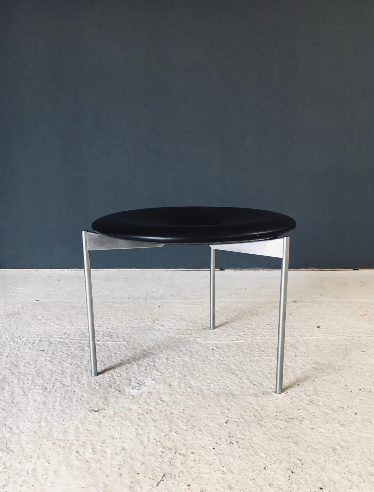 Mid-Century Modern Tabouret tripode en cuir par Uno & Östen Kristiansson pour Luxus, Suède années 1960 en vente