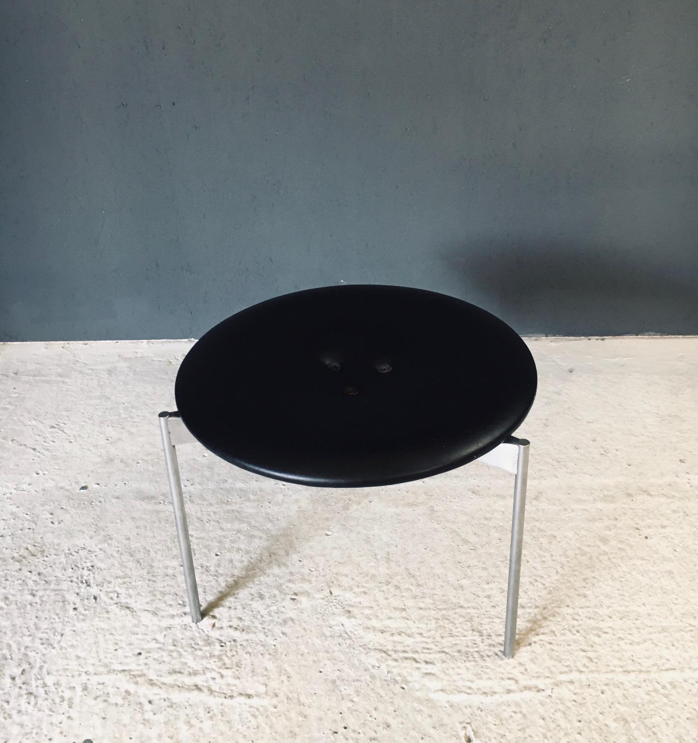 Suédois Tabouret tripode en cuir par Uno & Östen Kristiansson pour Luxus, Suède années 1960 en vente