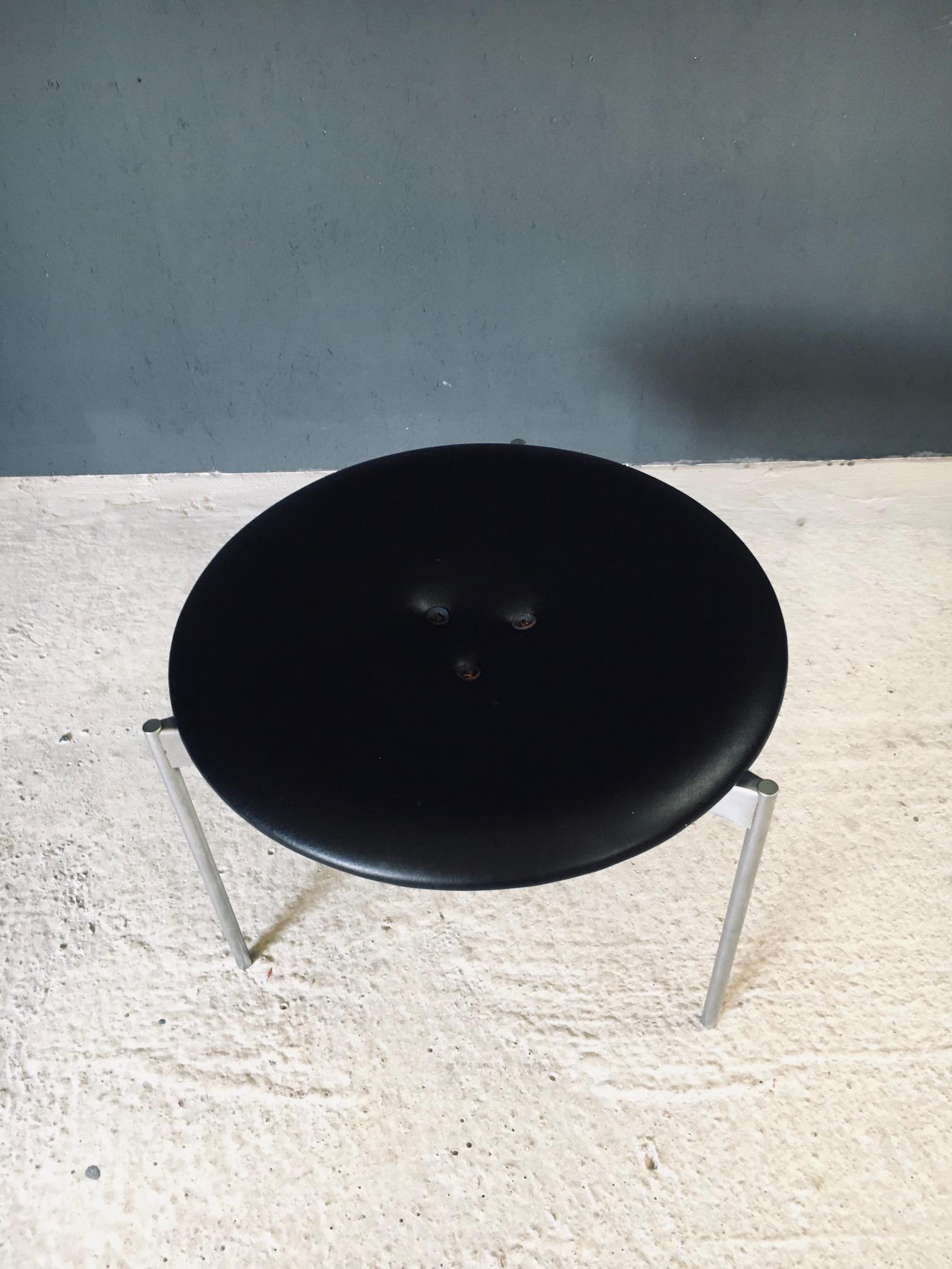 Tabouret tripode en cuir par Uno & Östen Kristiansson pour Luxus, Suède années 1960 Bon état - En vente à Oud-Turnhout, VAN