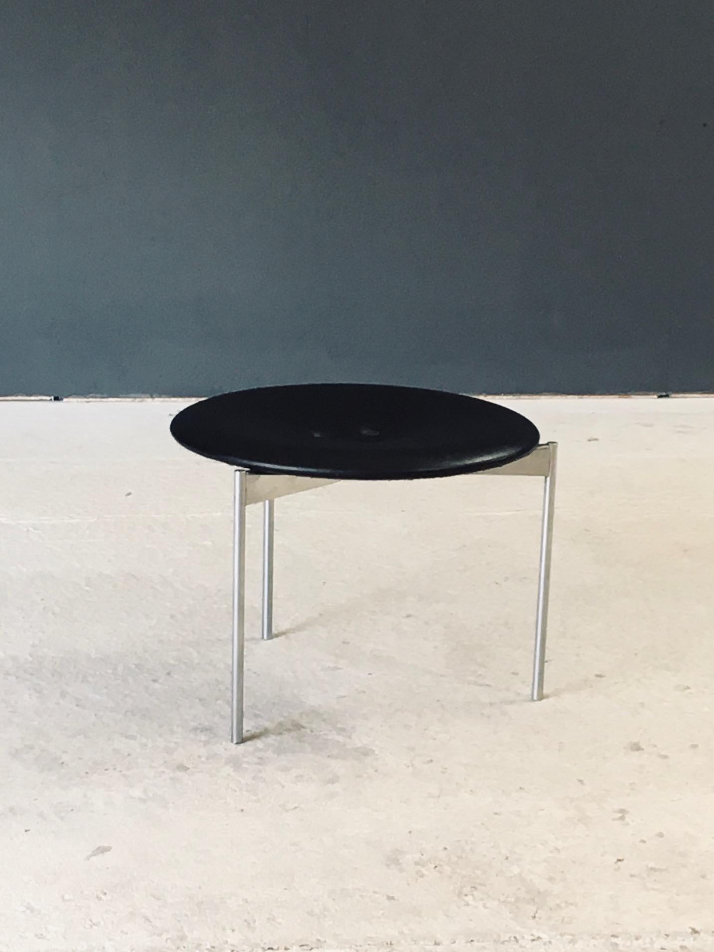 Milieu du XXe siècle Tabouret tripode en cuir par Uno & Östen Kristiansson pour Luxus, Suède années 1960 en vente