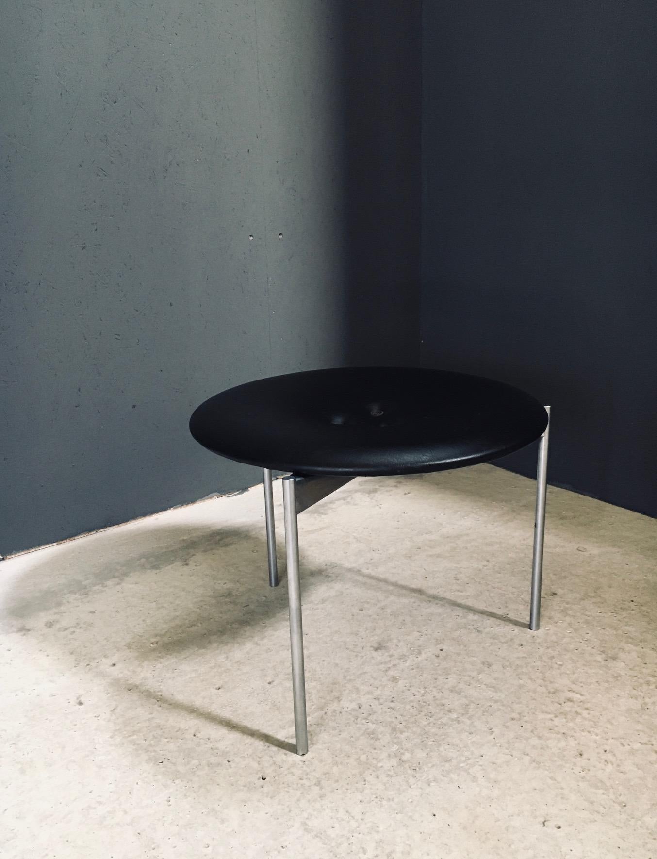 Acier Tabouret tripode en cuir par Uno & Östen Kristiansson pour Luxus, Suède années 1960 en vente