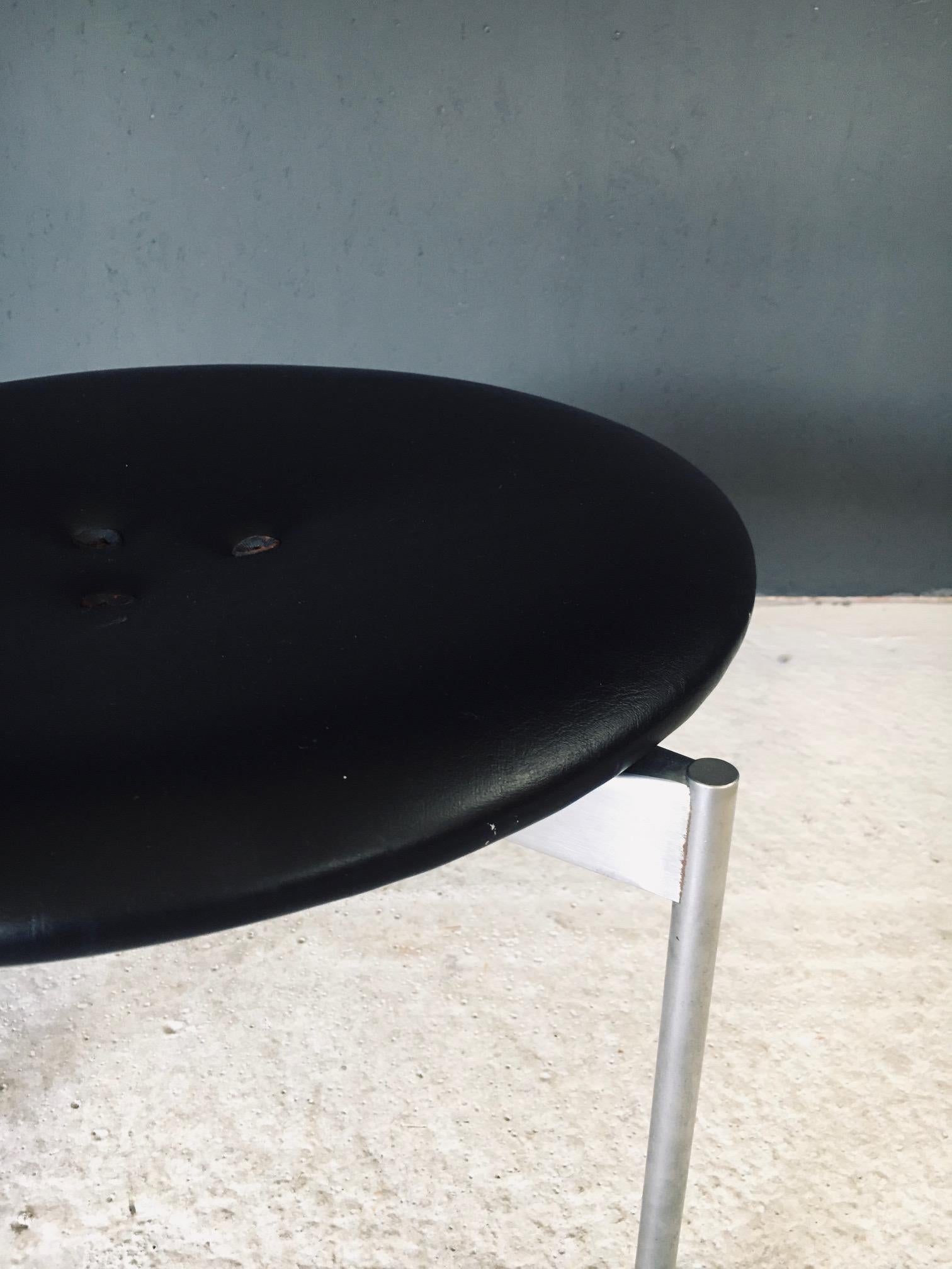 Tabouret tripode en cuir par Uno & Östen Kristiansson pour Luxus, Suède années 1960 en vente 1
