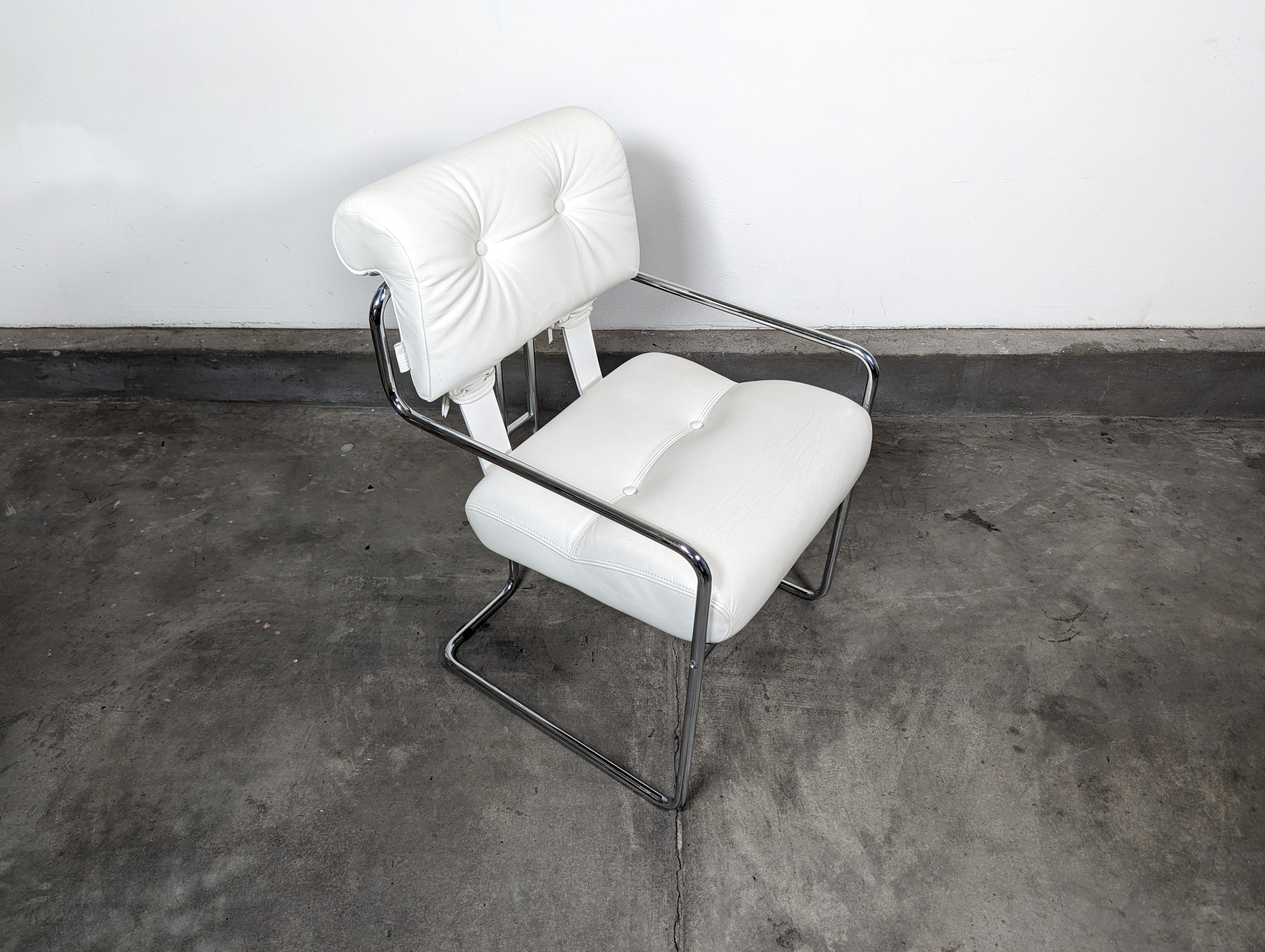Der Tucroma-Stuhl von Guido Faleschini, der in die prestigeträchtige Designlinie von i4 Mariani eingebettet ist, zeugt von zeitloser Eleganz und zeitgenössischer Handwerkskunst. Dieses Modell des frühen 21. Jahrhunderts mit den Maßen H 33