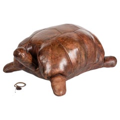 Tabouret ou pouf à pied de tortue en cuir, Dimitri Omersa, 1970