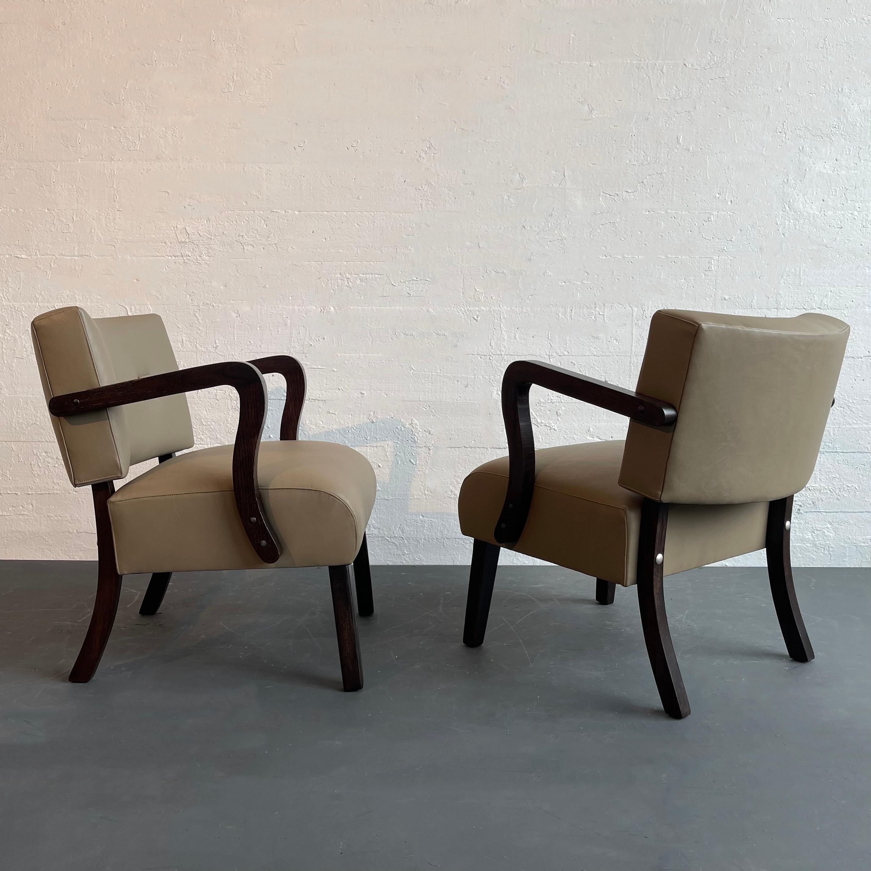 Dieses Paar hübscher Art-Déco-Sessel ist neu mit kühlem, taupefarbenem Leder gepolstert und hat eine quadratische Rückenlehne mit Knöpfen. Die Rahmen aus ebonisiertem Ahorn sind mit geschwungenen, dampfgebogenen Armen und formschönen Hinterbeinen