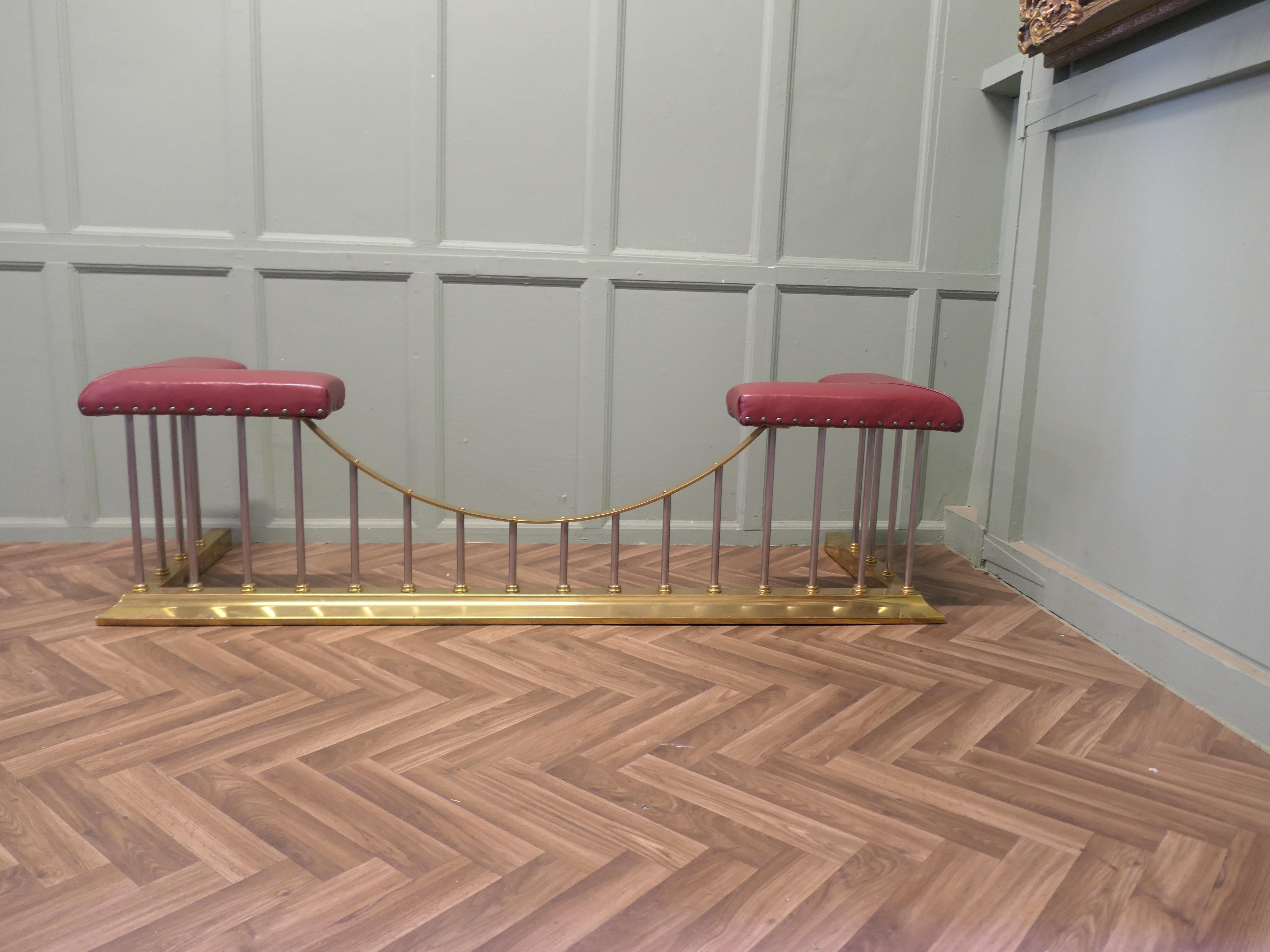 Leder gepolstert Messing und Stahl Club Fender

Dies ist ein stilvolles Stück, es ist gepolstert in Blei farbig  Leder, mit einer niedrigen gebogenen Schiene in der vorderen Mitte 
Das Schutzblech ist in gutem Zustand, ein ausgezeichnetes Stück
Der