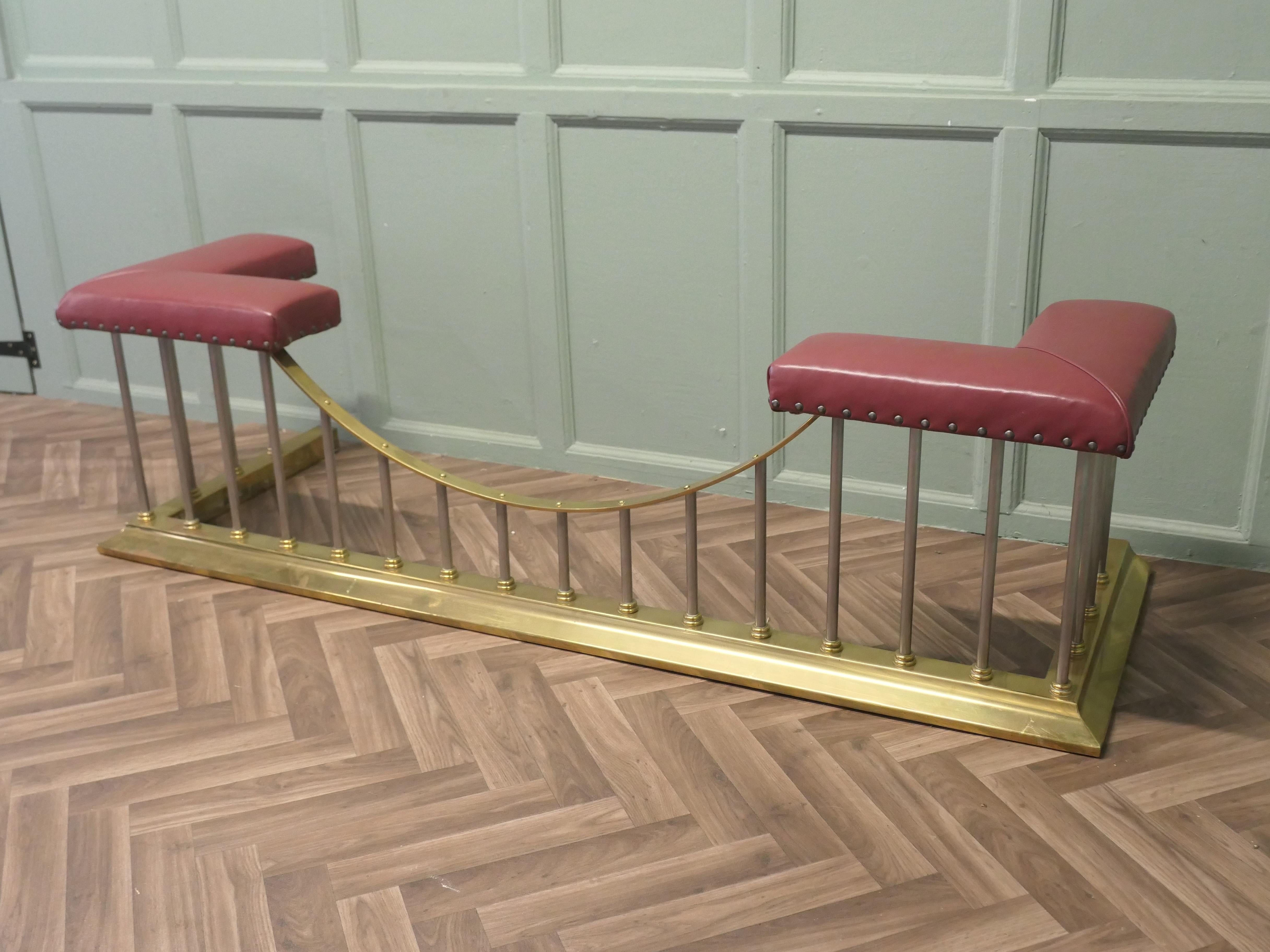 Leder gepolstert Messing und Stahl Club Fender im Zustand „Gut“ im Angebot in Godshill, Isle of Wight