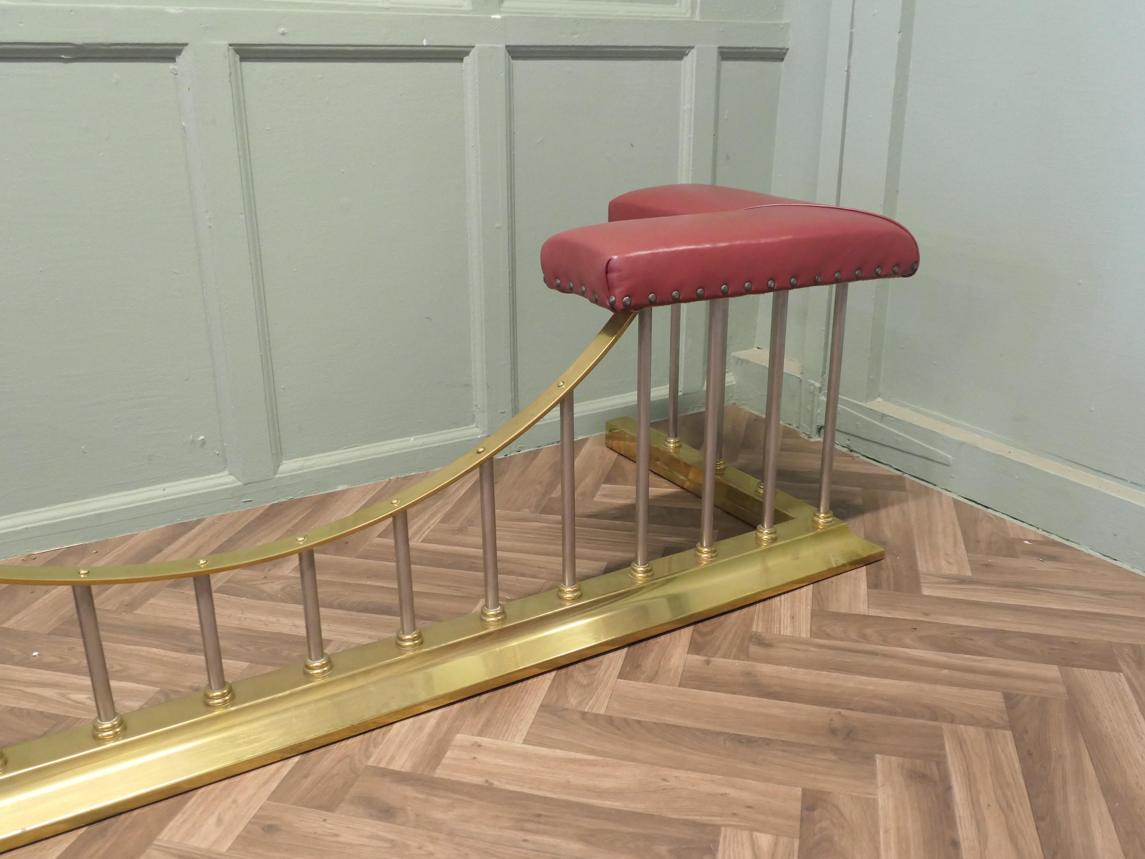 Leder gepolstert Messing und Stahl Club Fender im Angebot 1