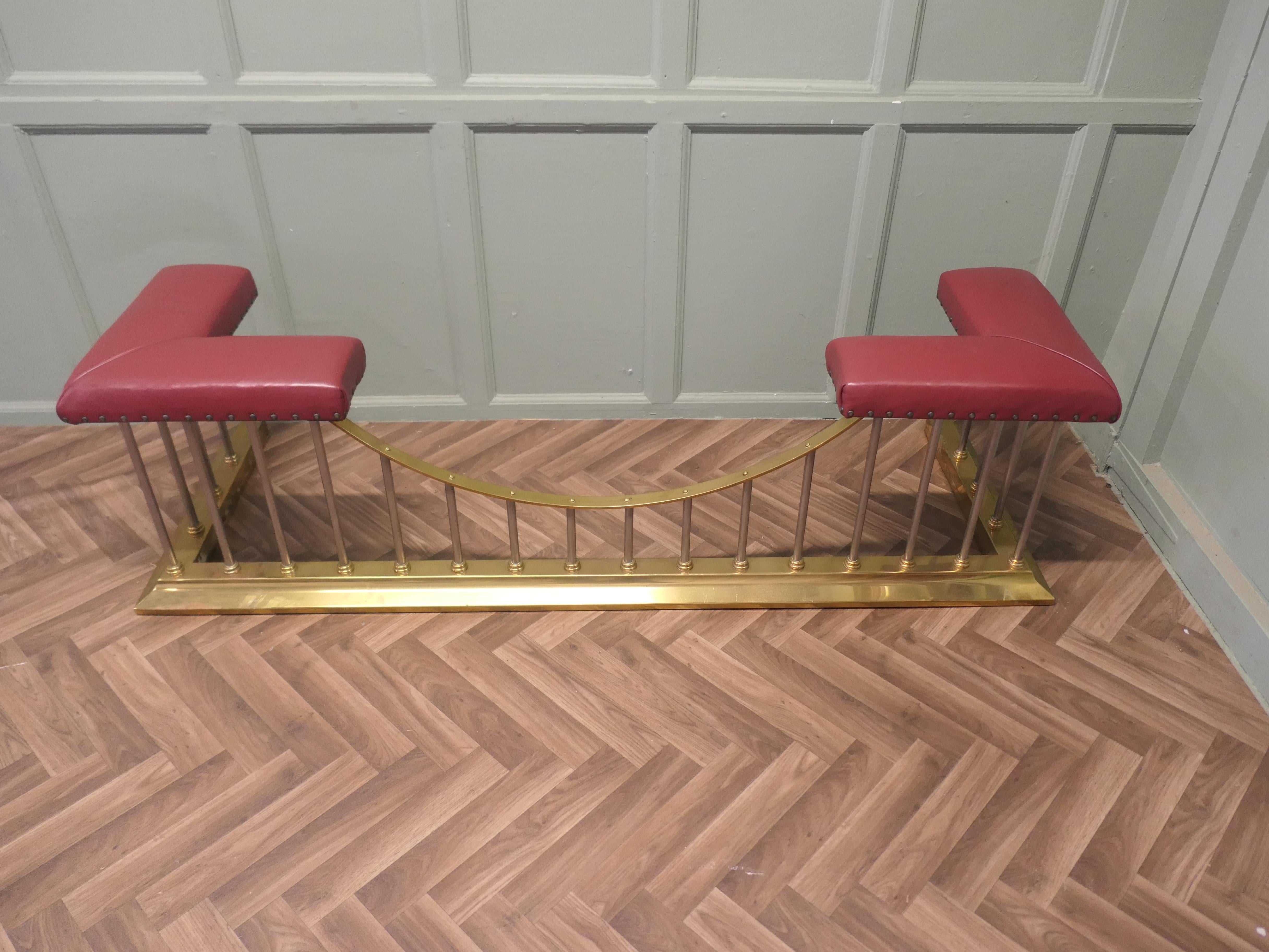 Leder gepolstert Messing und Stahl Club Fender im Angebot 2