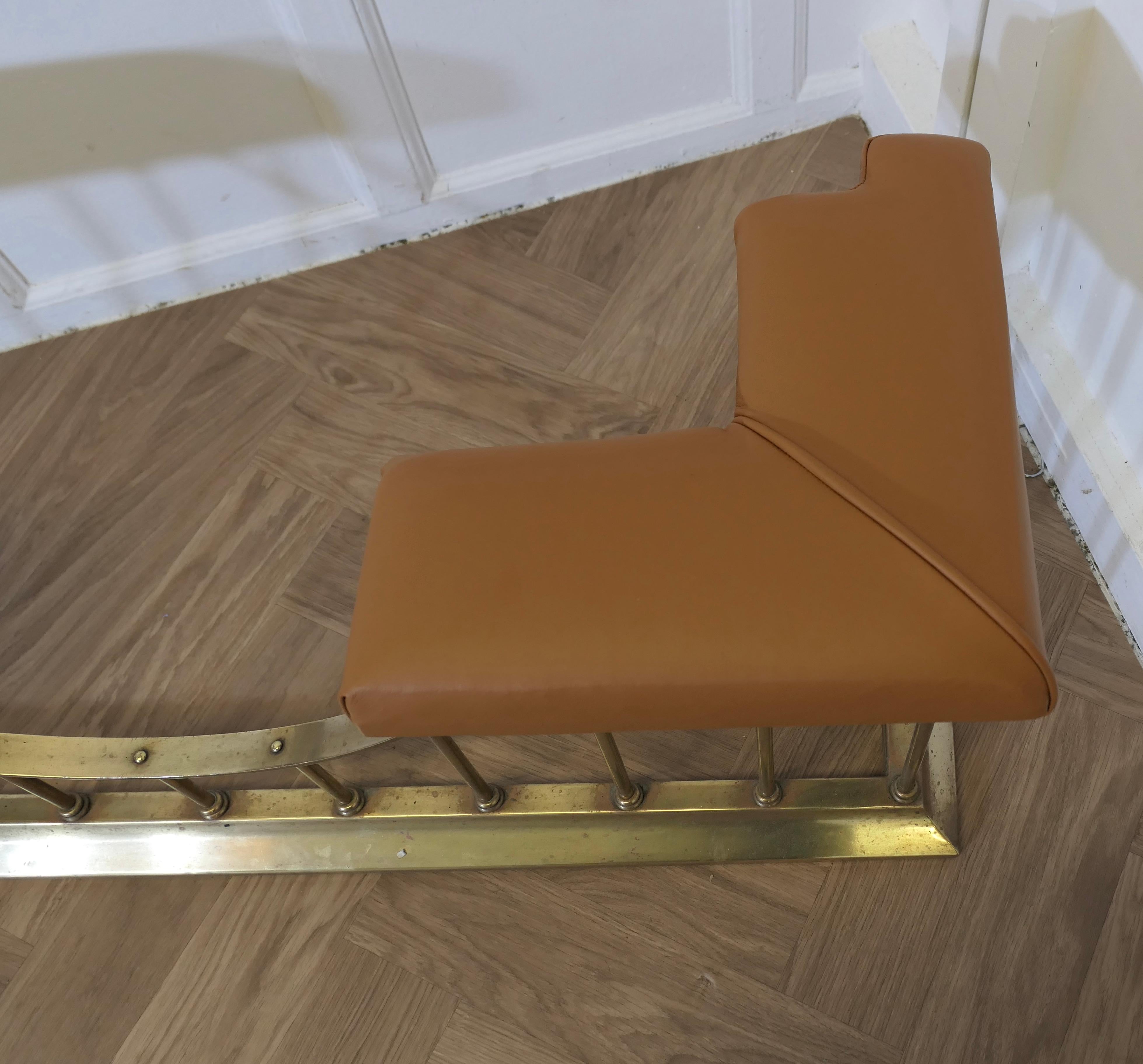 Parafango per club in ottone rivestito in pelle  Questo è un pezzo di stile in vendita 1