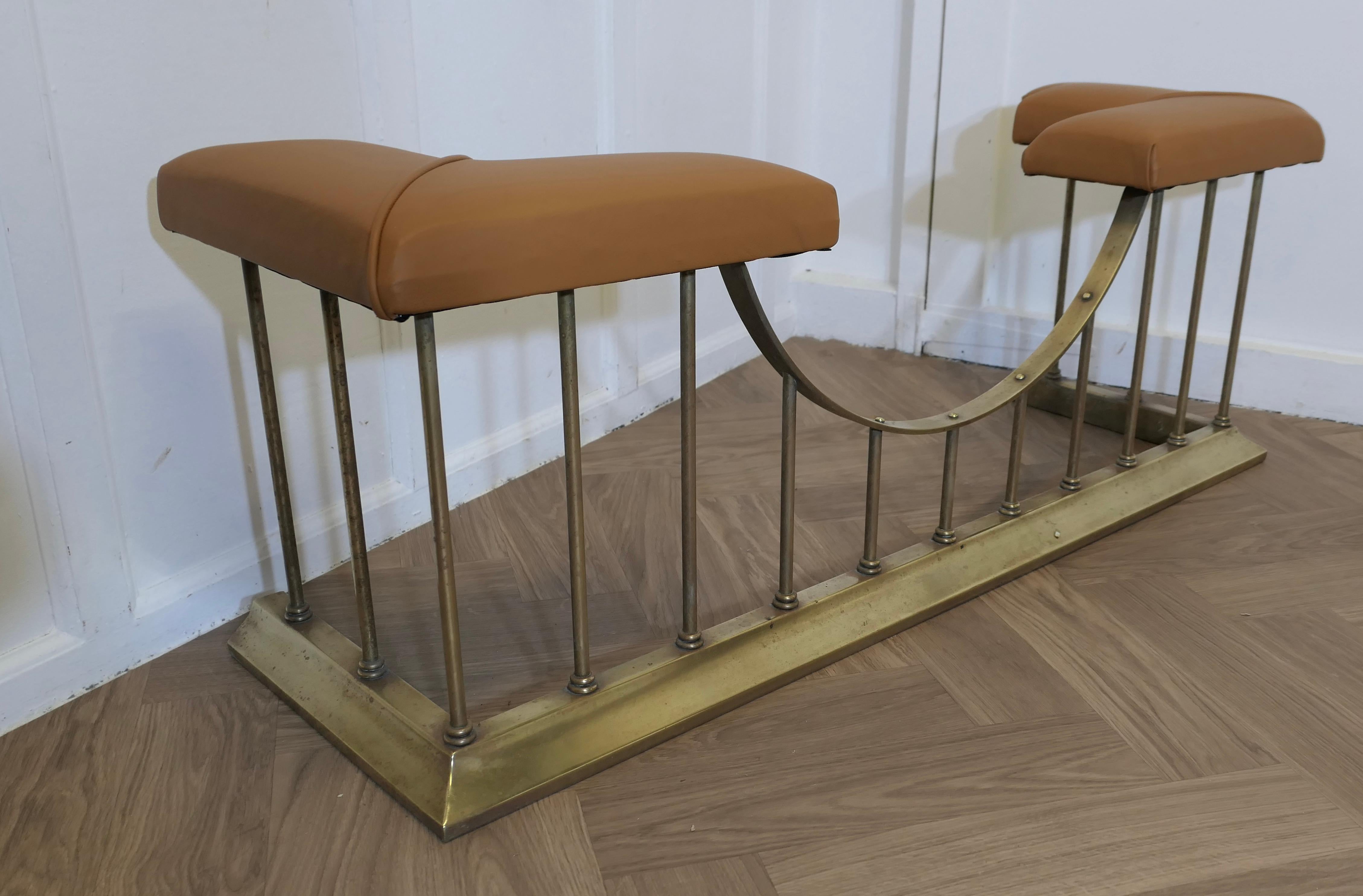 Parafango per club in ottone rivestito in pelle  Questo è un pezzo di stile in vendita 2