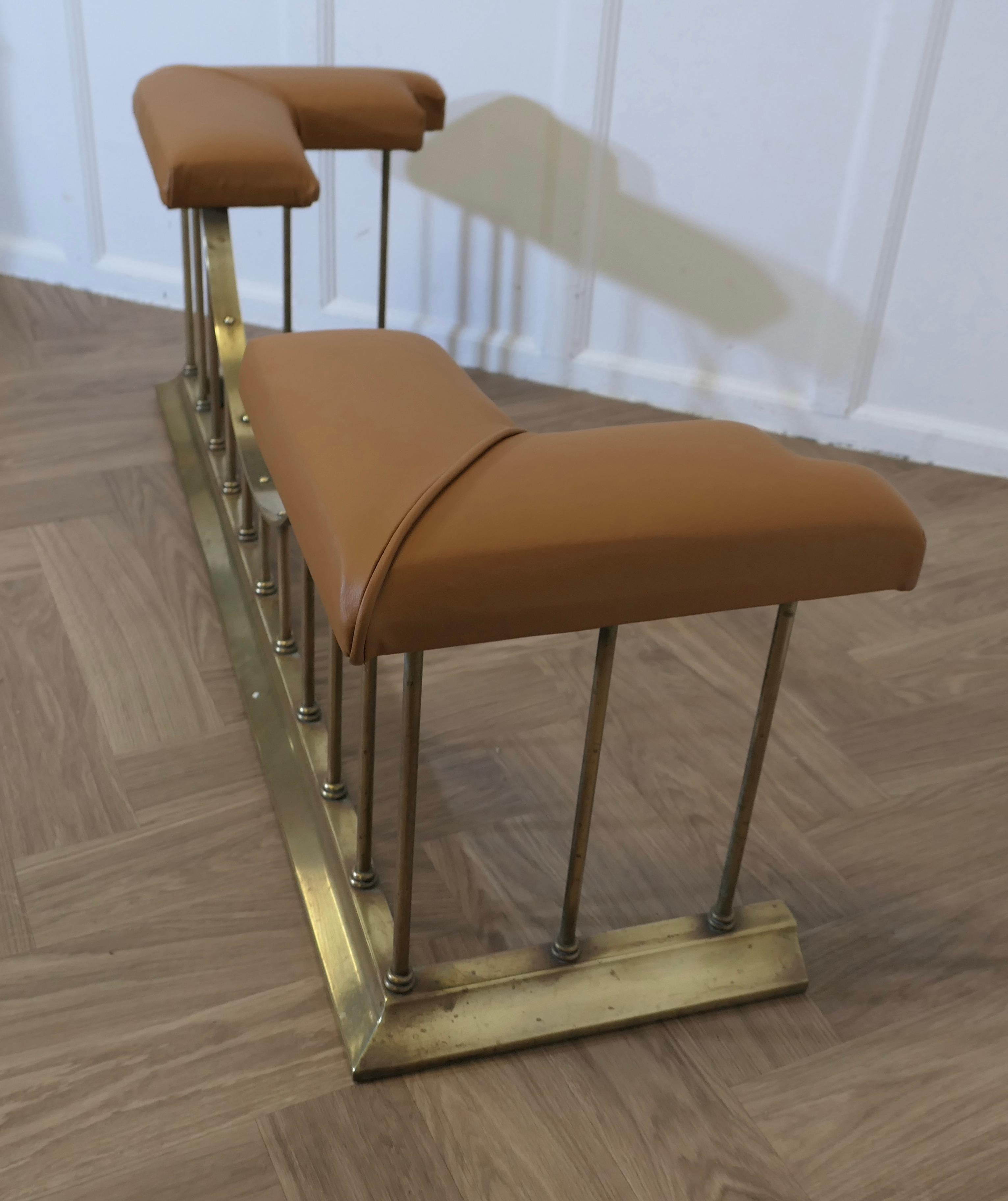Parafango per club in ottone rivestito in pelle  Questo è un pezzo di stile in vendita 3