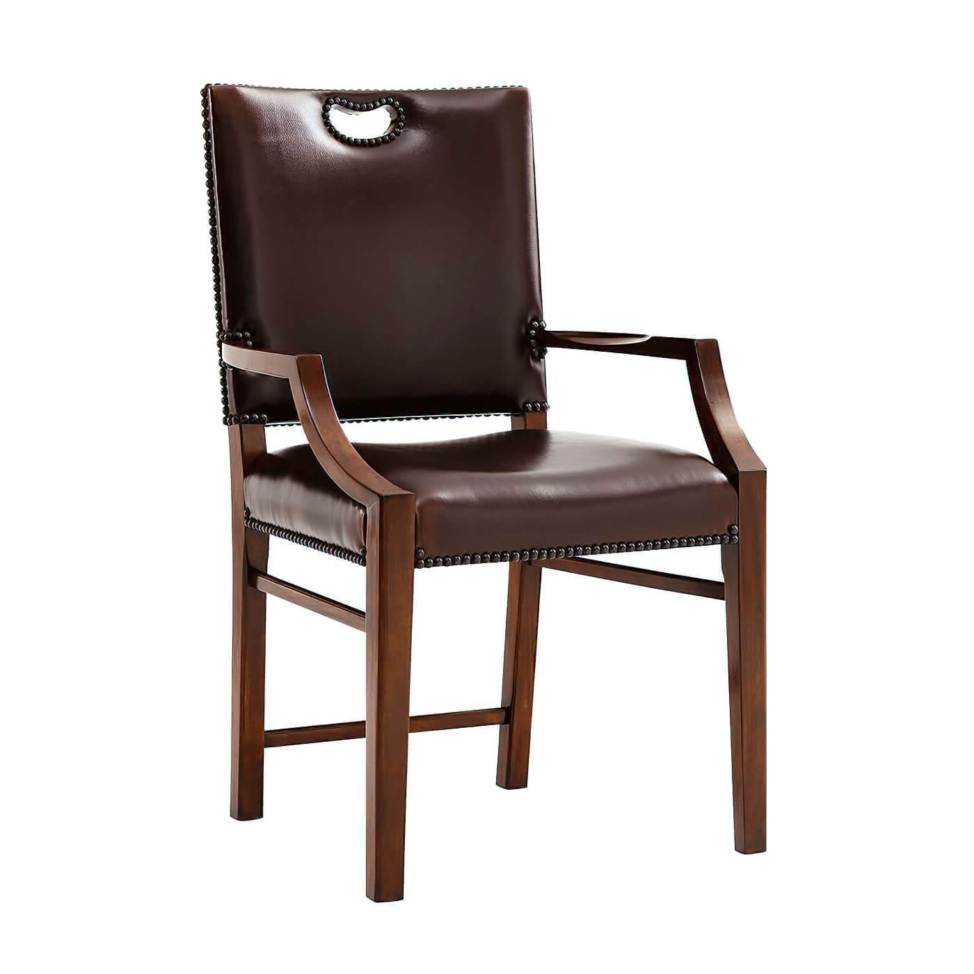 Sessel im Campaign-Stil, gepolsterte rechteckige Rückenlehne mit durchbrochenem Tragegriff über einem gepolsterten Sitz auf quadratischen, spitz zulaufenden Beinen, die durch Strecker verbunden sind. Inspiriert von einem englischen Original aus dem