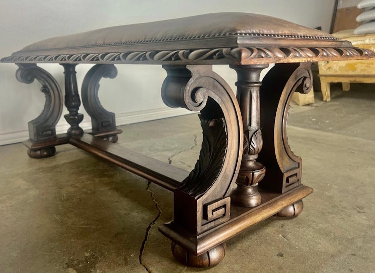 Gepolsterte englische Lederbank mit Egg & Dart-Detail (Tudor) im Angebot