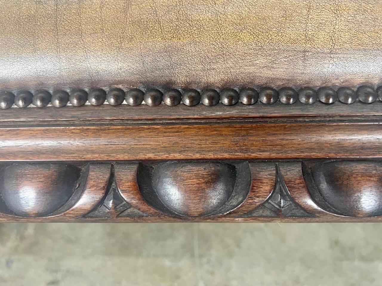 Gepolsterte englische Lederbank mit Egg & Dart-Detail im Zustand „Gut“ im Angebot in Los Angeles, CA