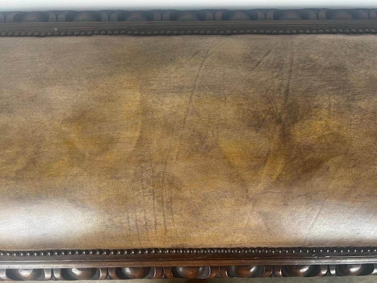 Gepolsterte englische Lederbank mit Egg & Dart-Detail (19. Jahrhundert) im Angebot