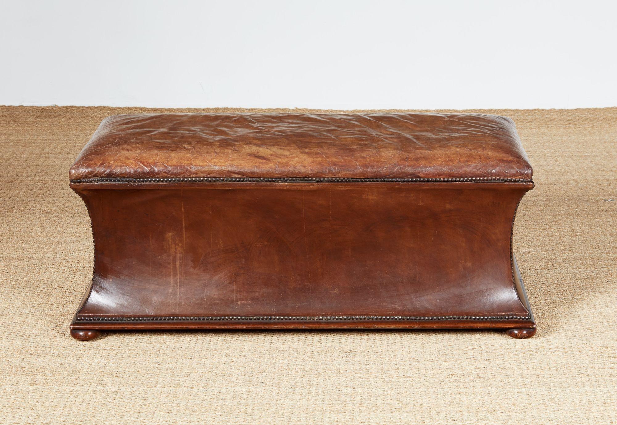 Pouf en cuir avec dessus Up&Up en vente 1