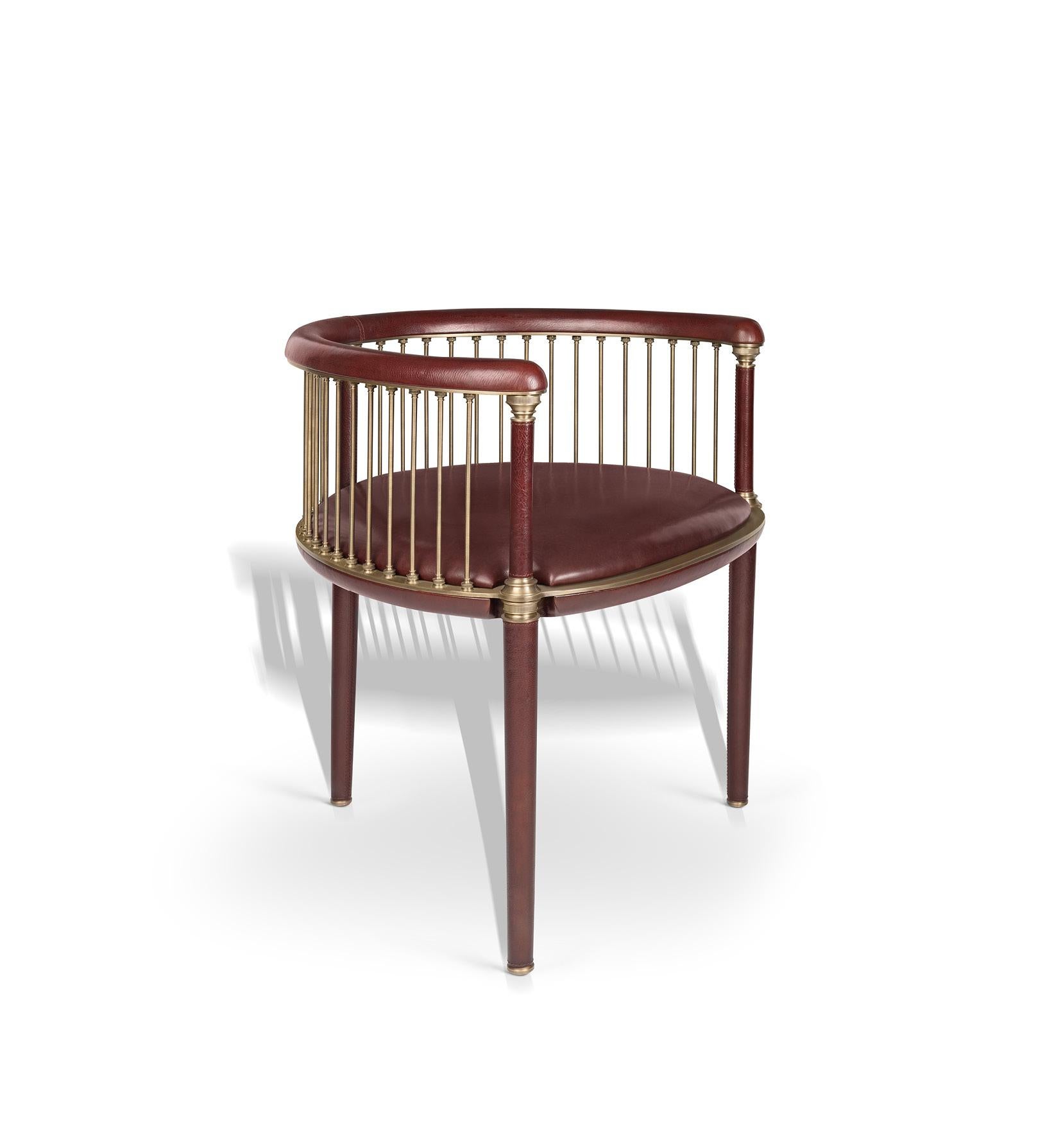 La sedia Rouen combina la simmetria neoclassica con una forma scolpita.
Caratterizzata da uno schienale a mezzaluna e da gambe affusolate, la sedia è completamente rivestita in pelle, creando un ricco contrasto con le calde balaustre in ottone che