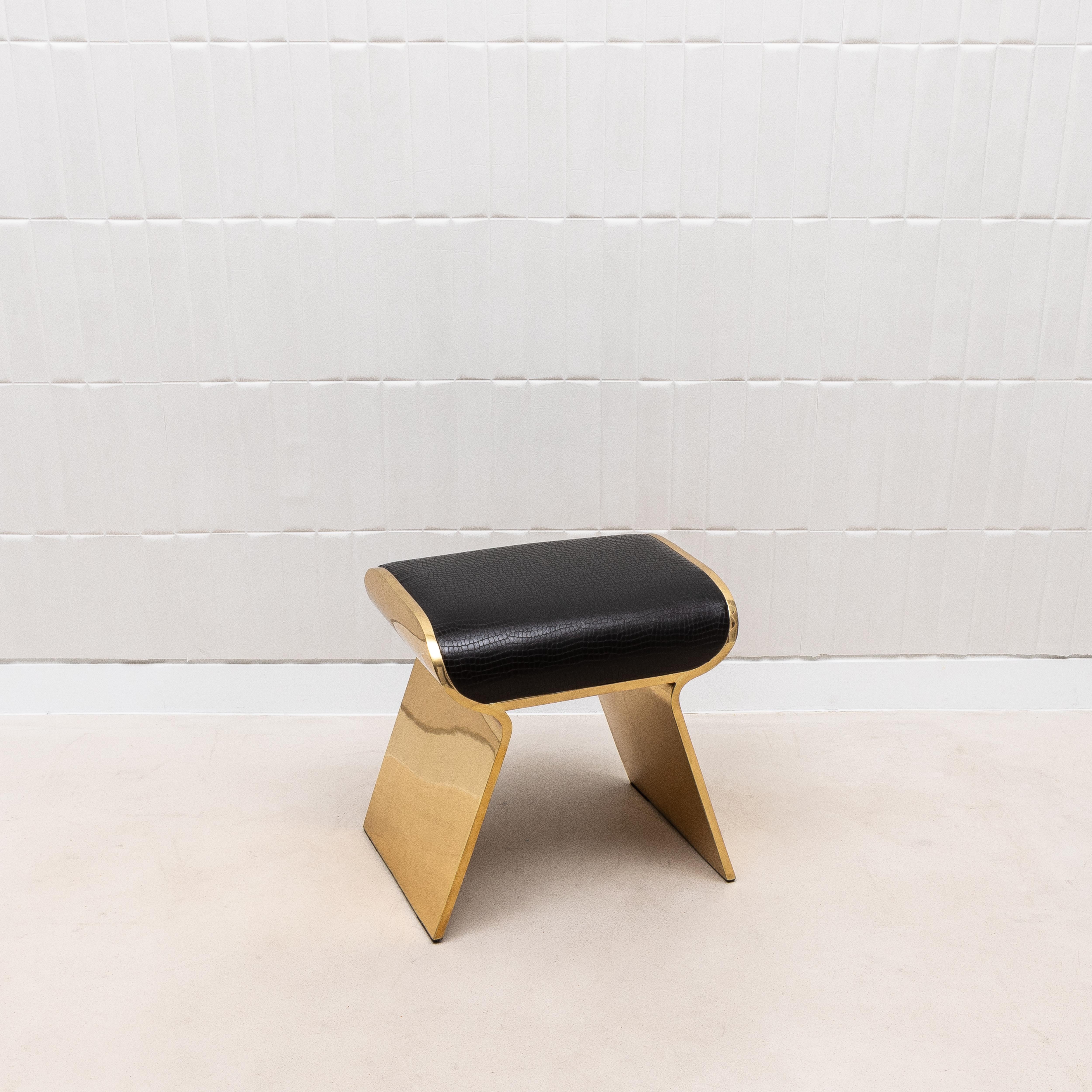 Sgabello imbottito in pelle con gambe in ottone lucido di Kifu Paris in vendita 2