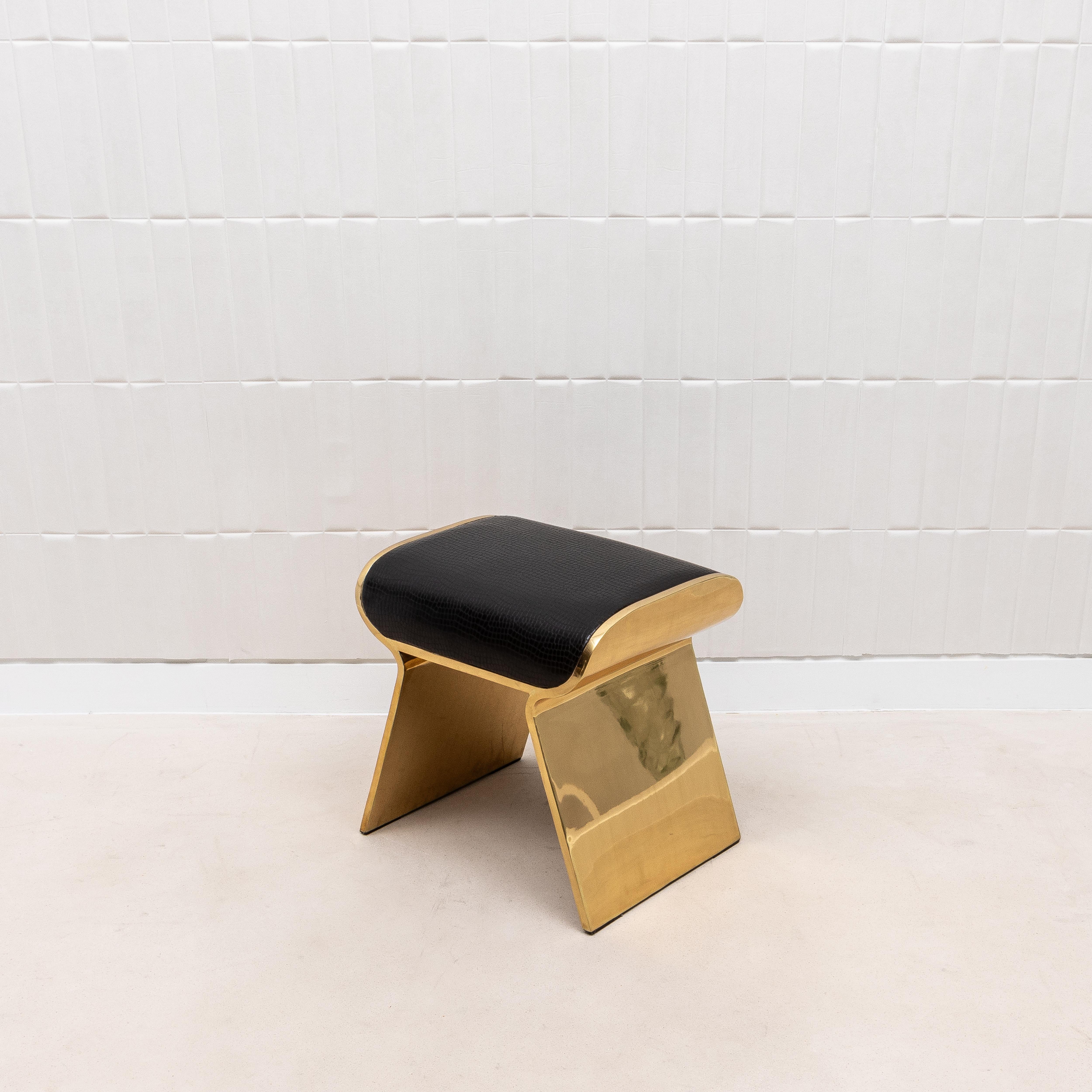 Sgabello imbottito in pelle con gambe in ottone lucido di Kifu Paris in vendita 3