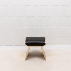 Taburete tapizado en piel con patas de latón pulido by Kifu Paris