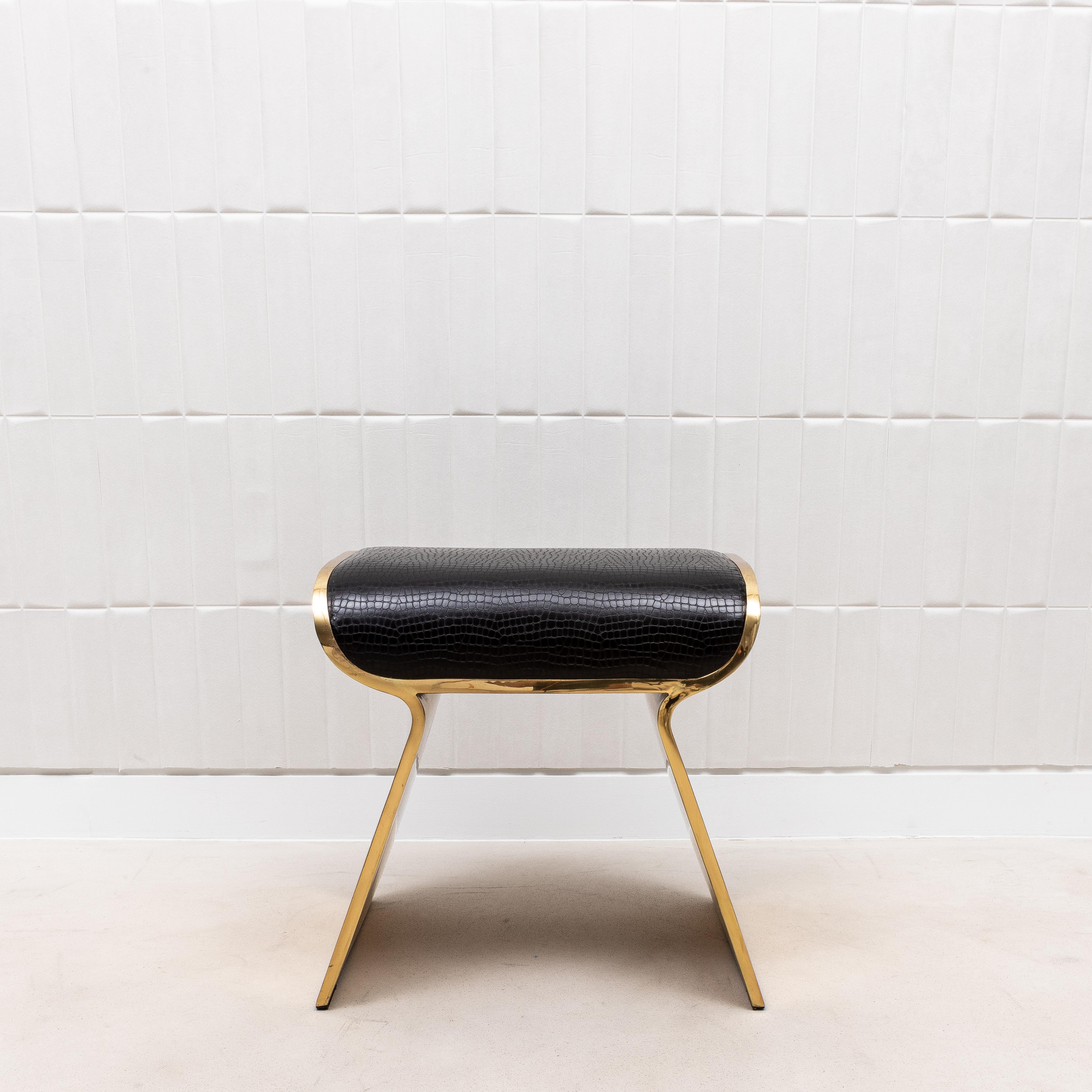 Art Déco Sgabello imbottito in pelle con gambe in ottone lucido di Kifu Paris in vendita
