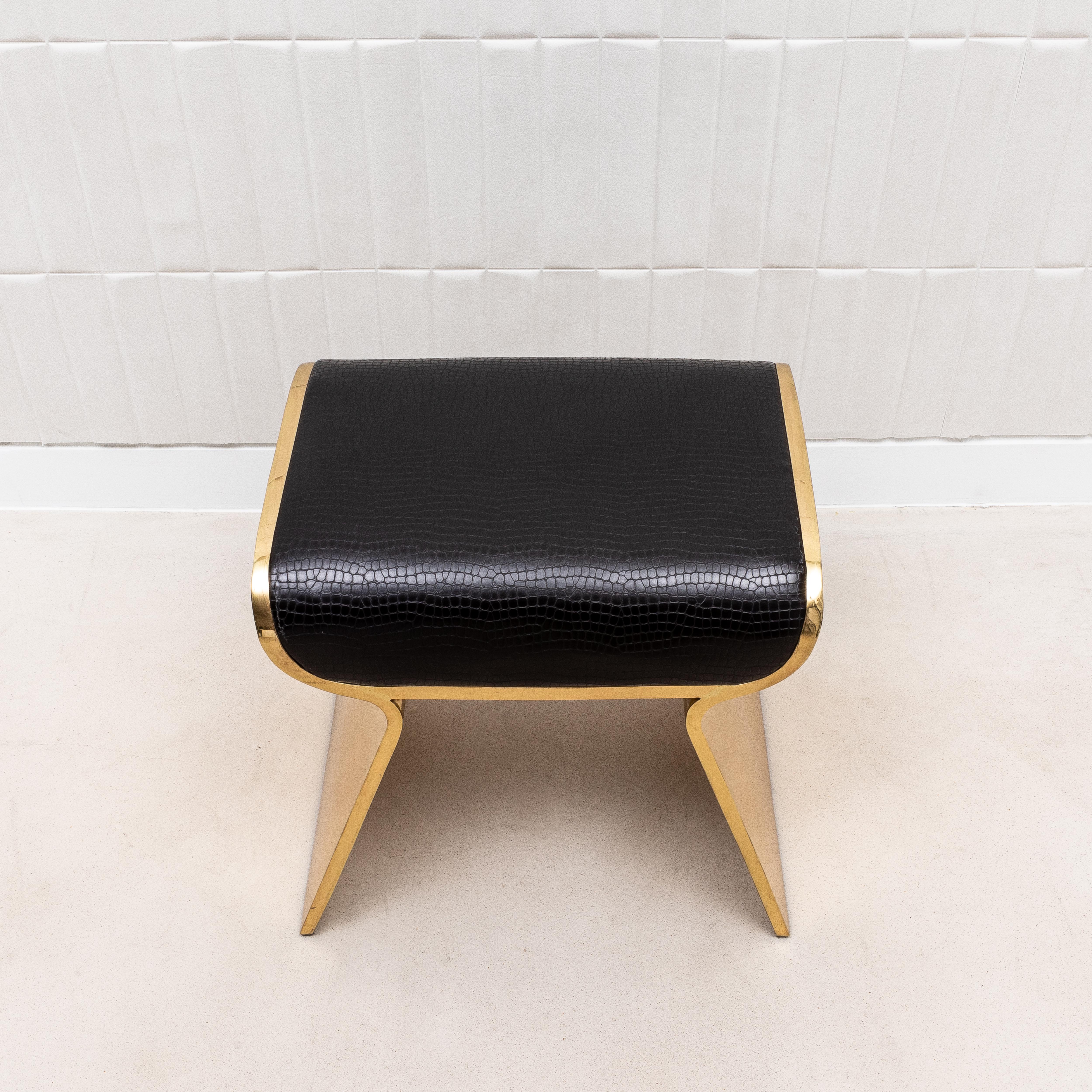 Filippino Sgabello imbottito in pelle con gambe in ottone lucido di Kifu Paris in vendita