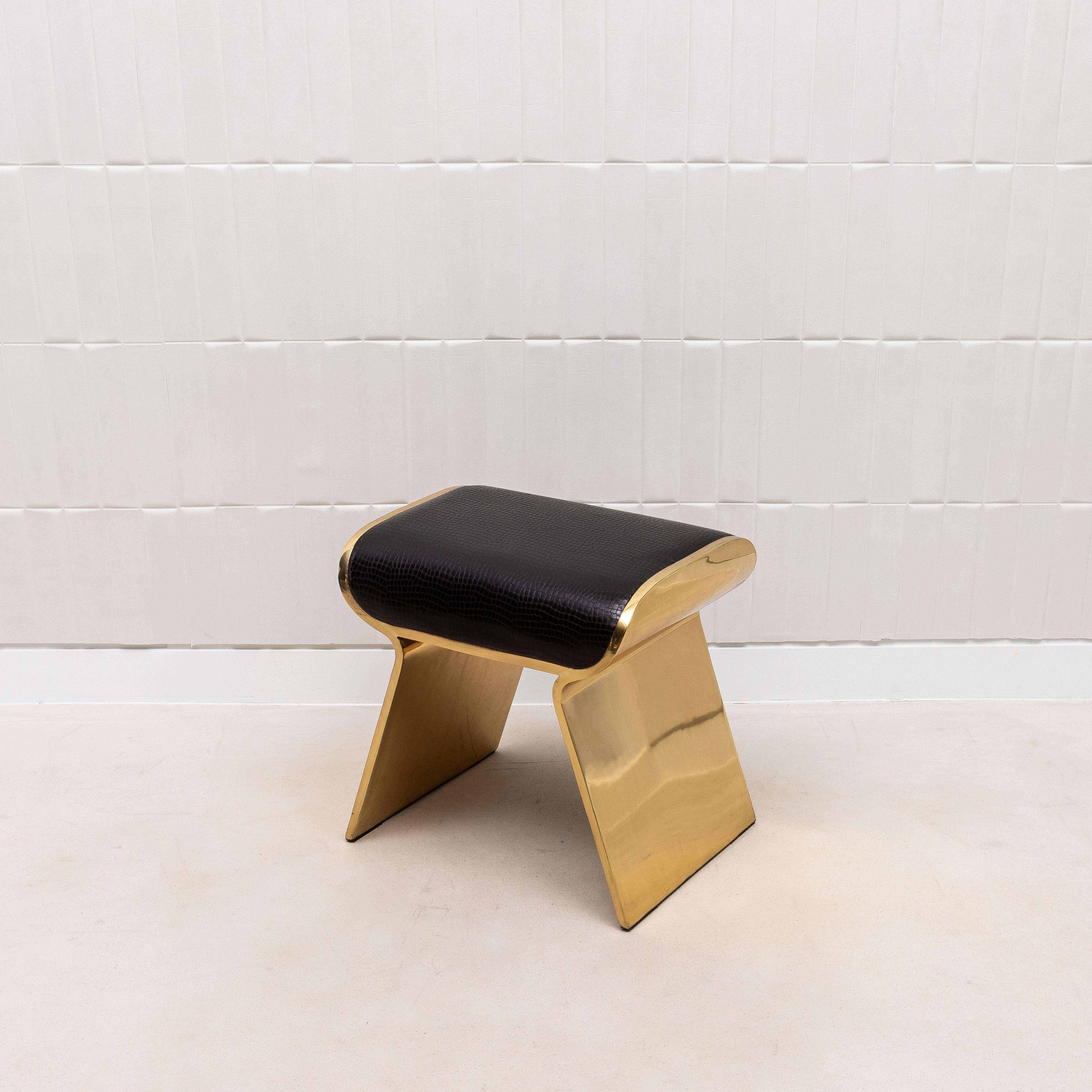 XXI secolo e contemporaneo Sgabello imbottito in pelle con gambe in ottone lucido di Kifu Paris in vendita