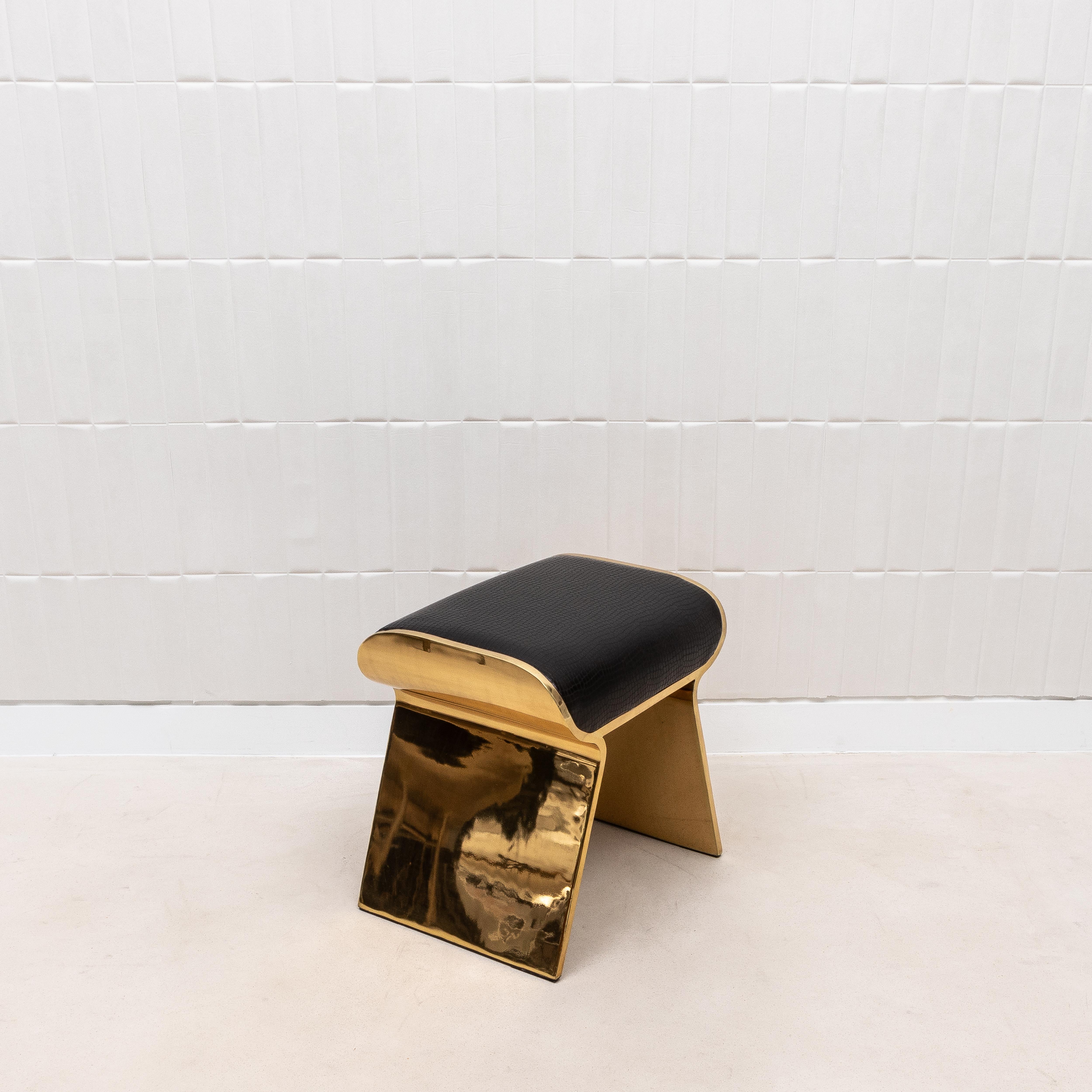 Sgabello imbottito in pelle con gambe in ottone lucido di Kifu Paris in vendita 1