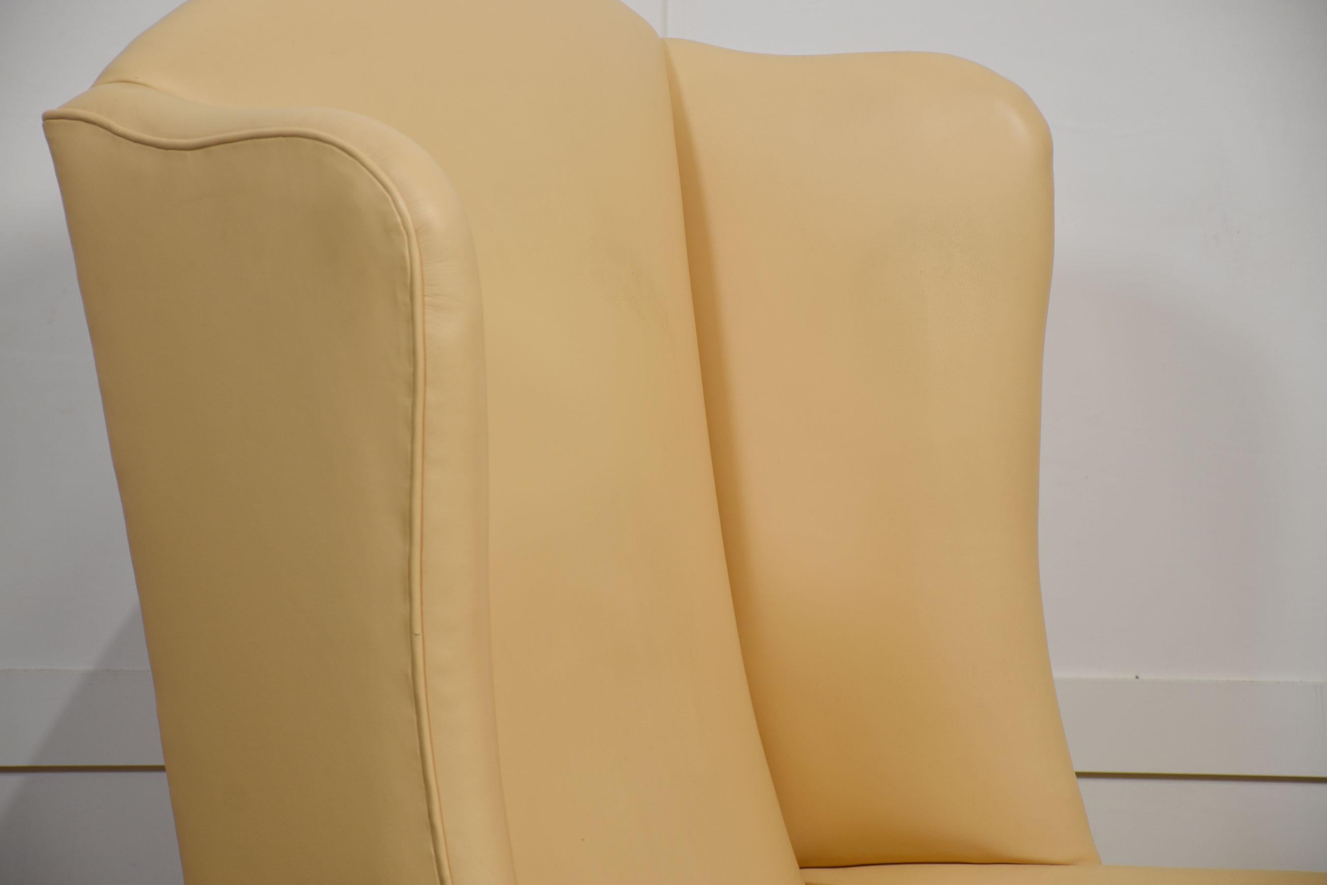 Poltrona wingback imbottita in pelle in vendita 4