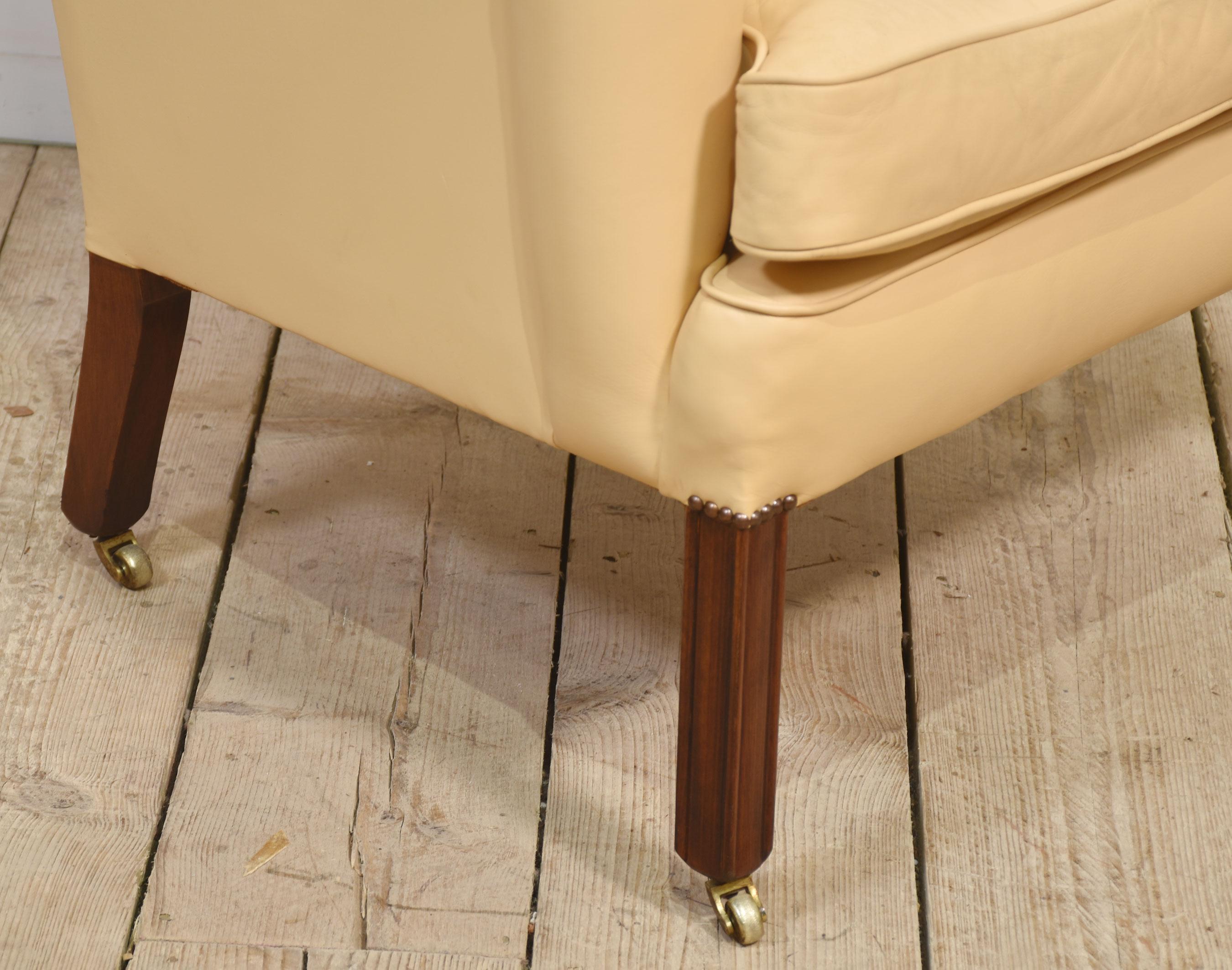 Poltrona wingback imbottita in pelle in vendita 5