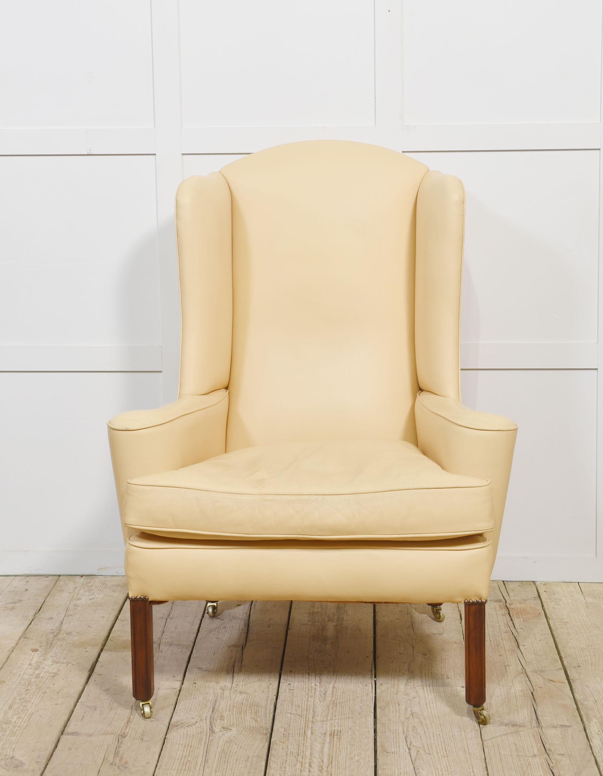 Poltrona wingback imbottita in pelle in vendita 6