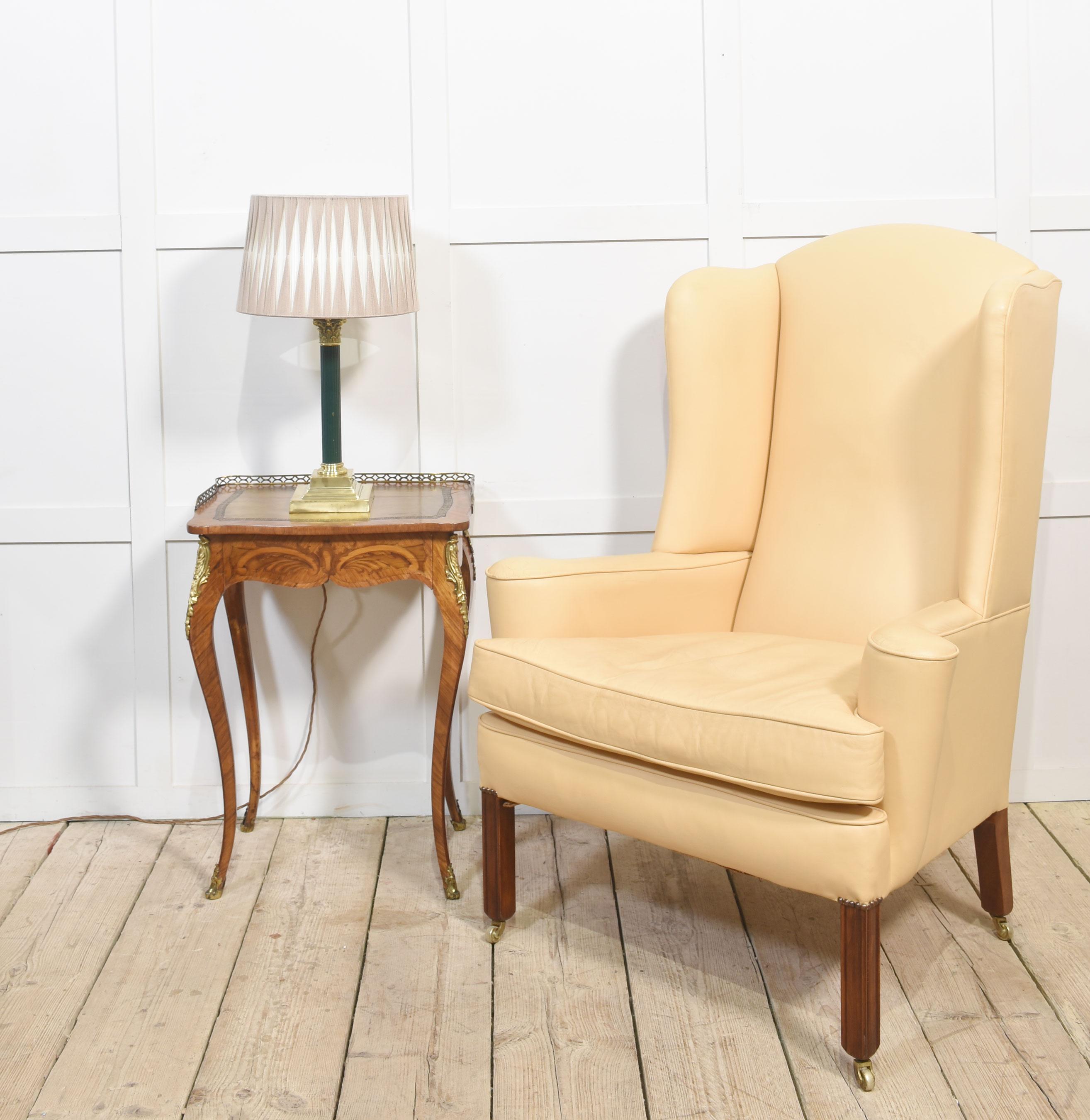 Poltrona wingback imbottita in pelle in vendita 7