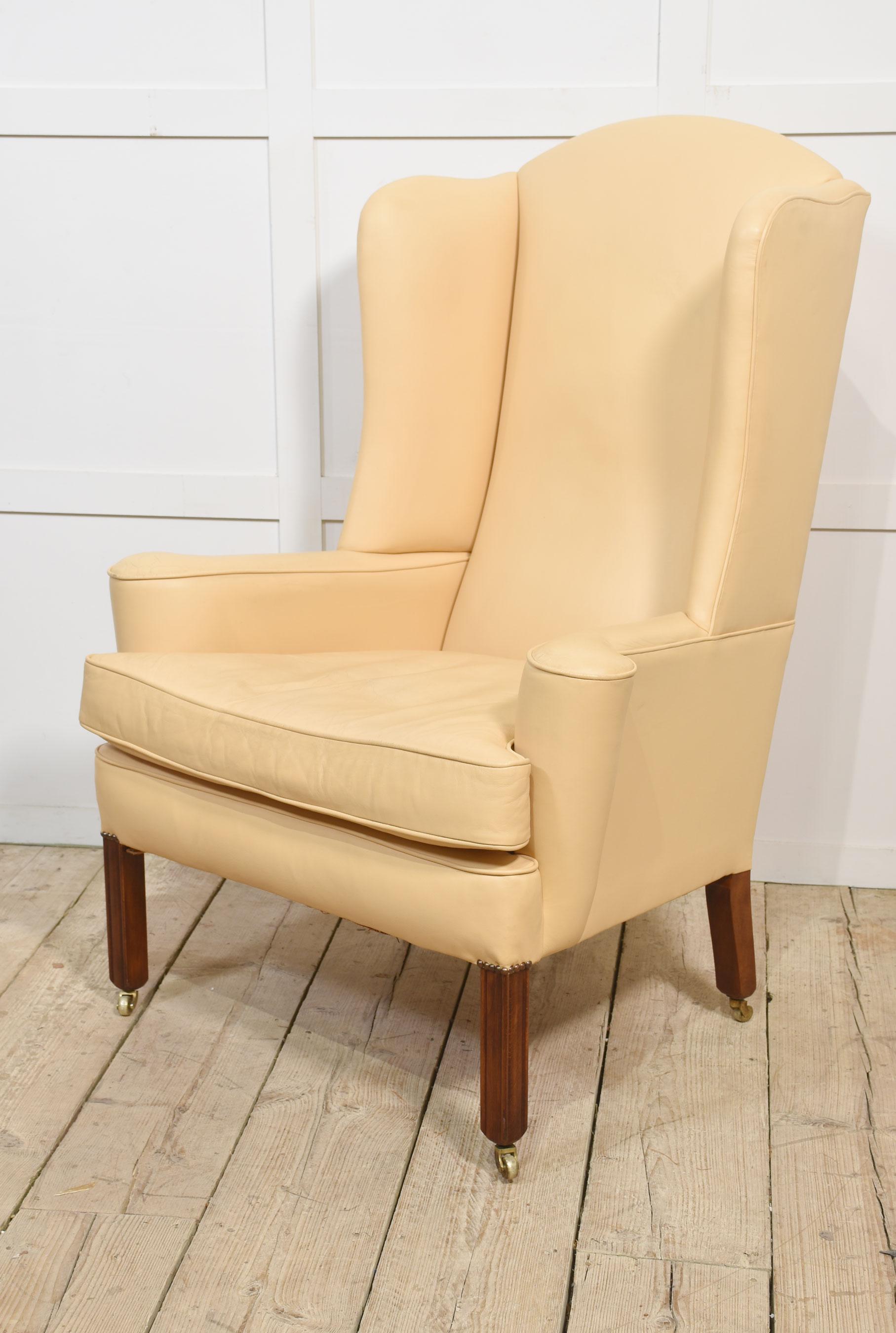 Poltrona wingback imbottita in pelle In condizioni buone in vendita a Cheshire, GB