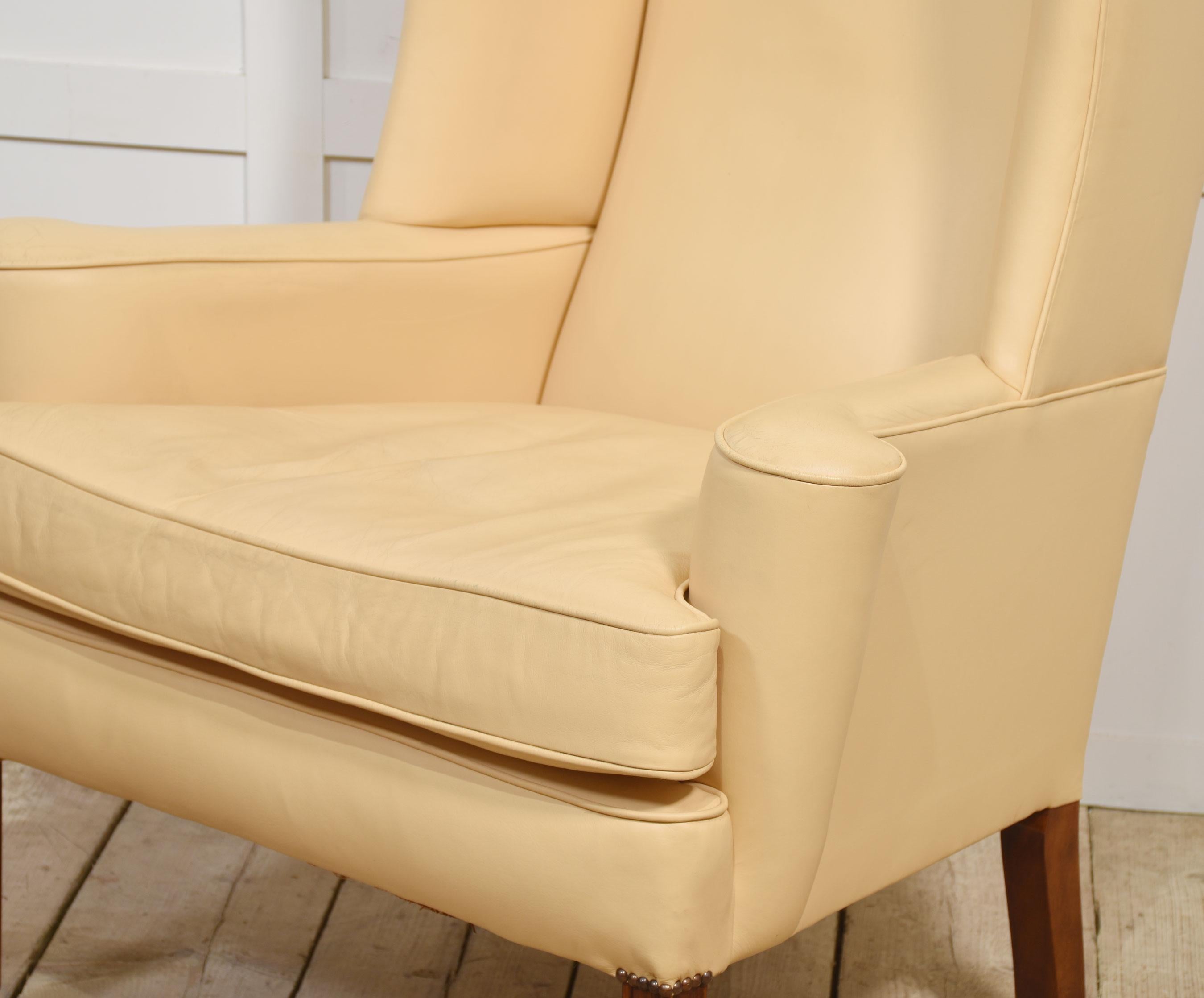 XX secolo Poltrona wingback imbottita in pelle in vendita