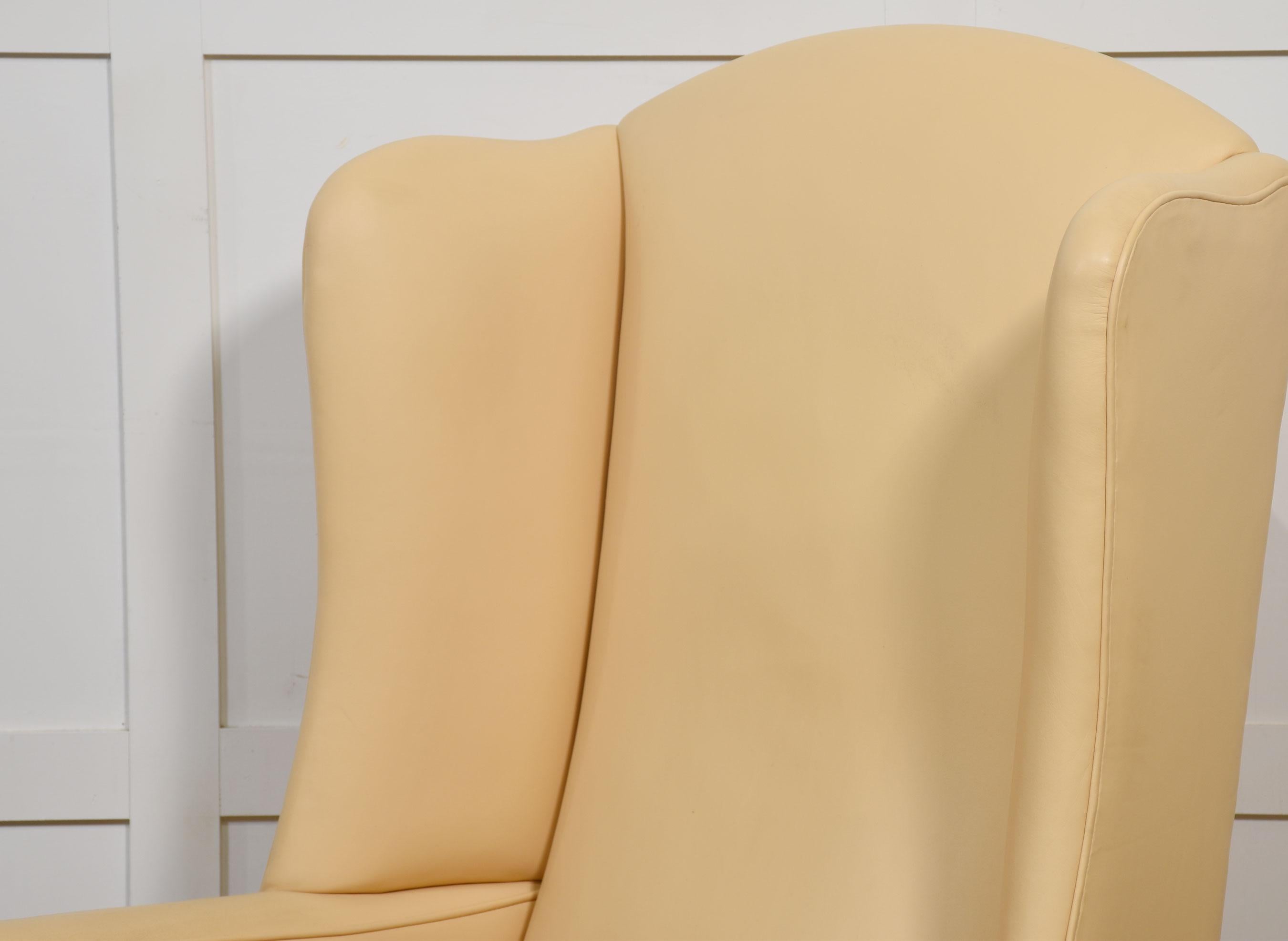 Pelle Poltrona wingback imbottita in pelle in vendita