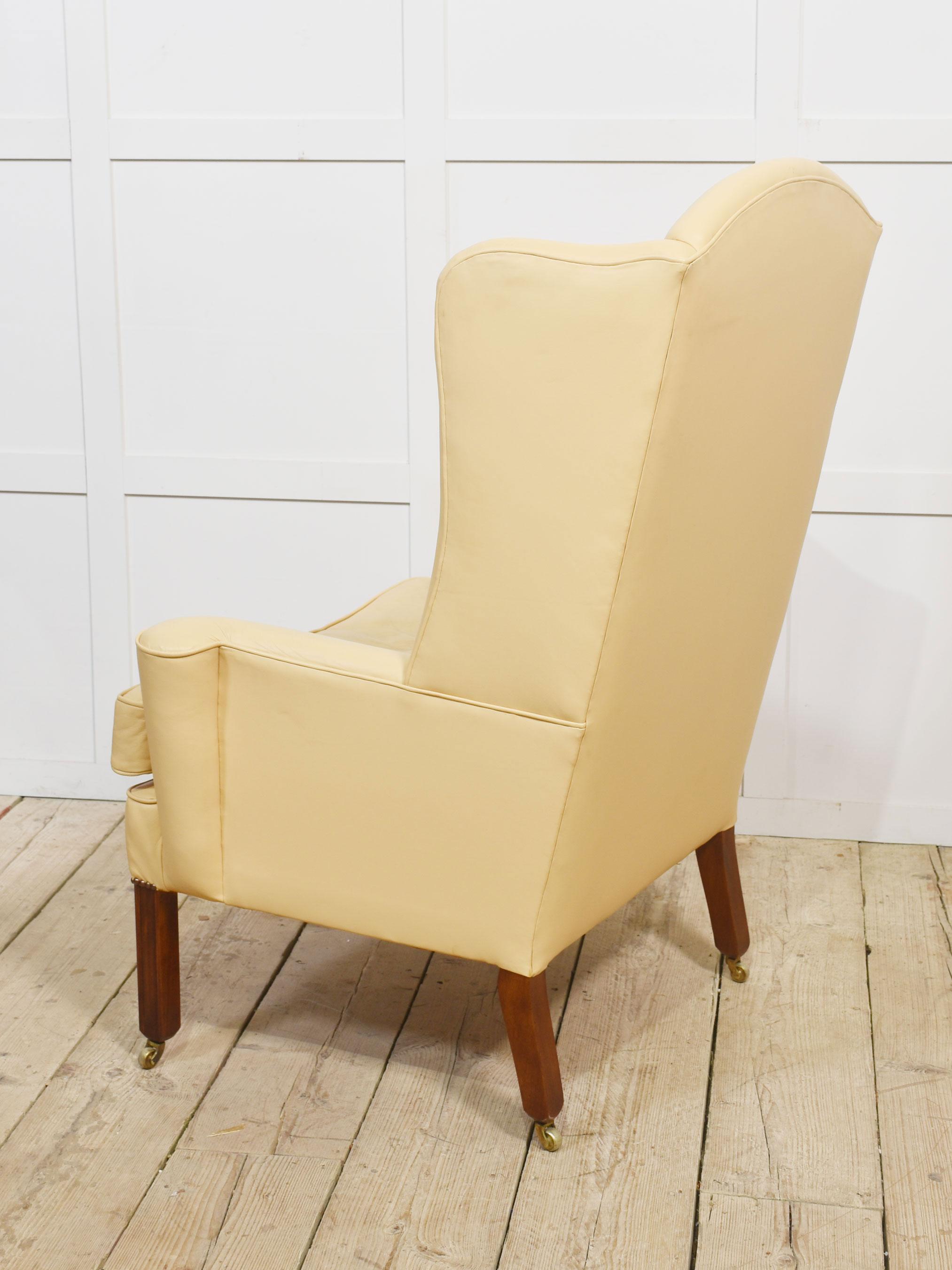 Poltrona wingback imbottita in pelle in vendita 1