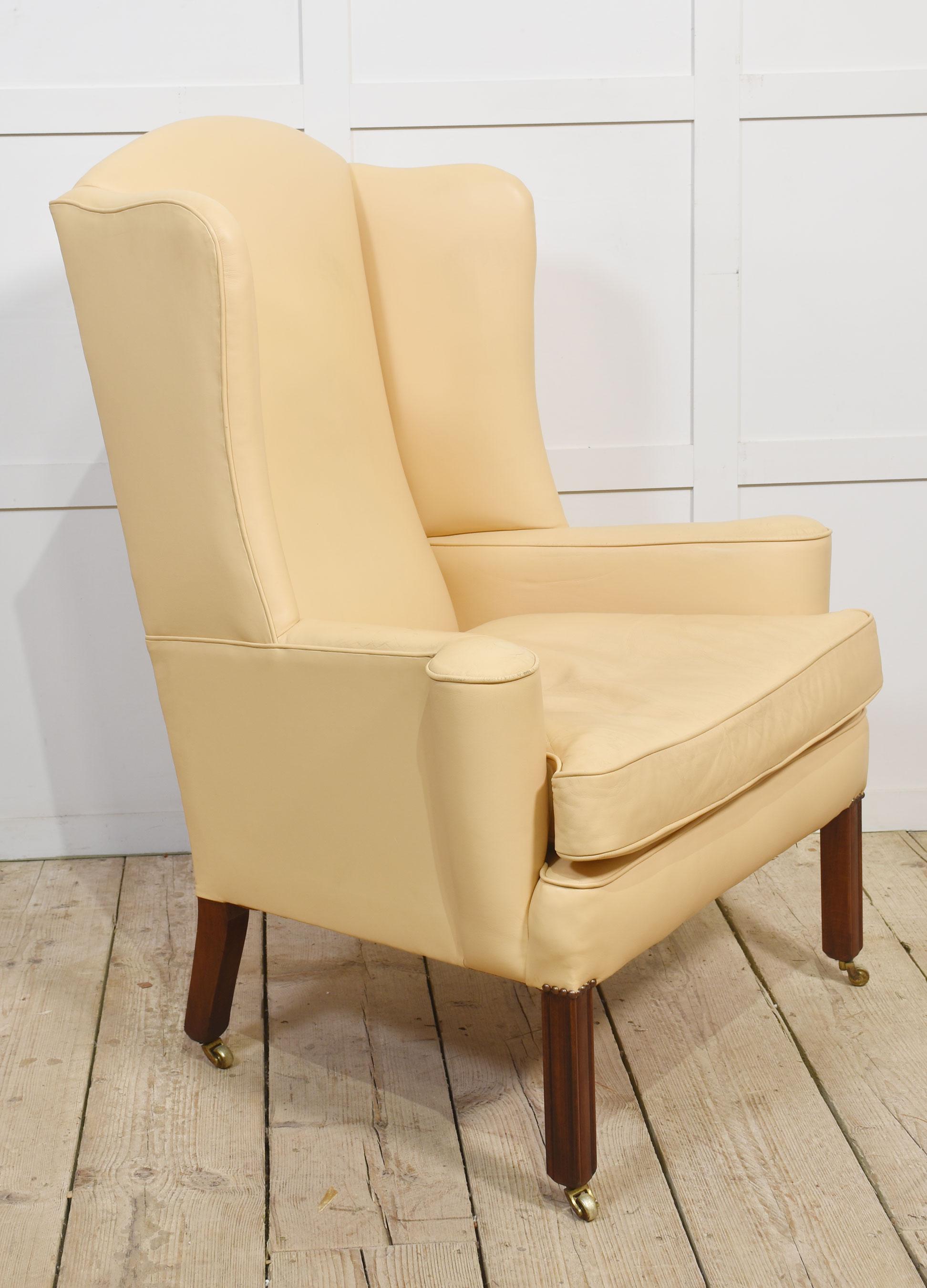 Poltrona wingback imbottita in pelle in vendita 2