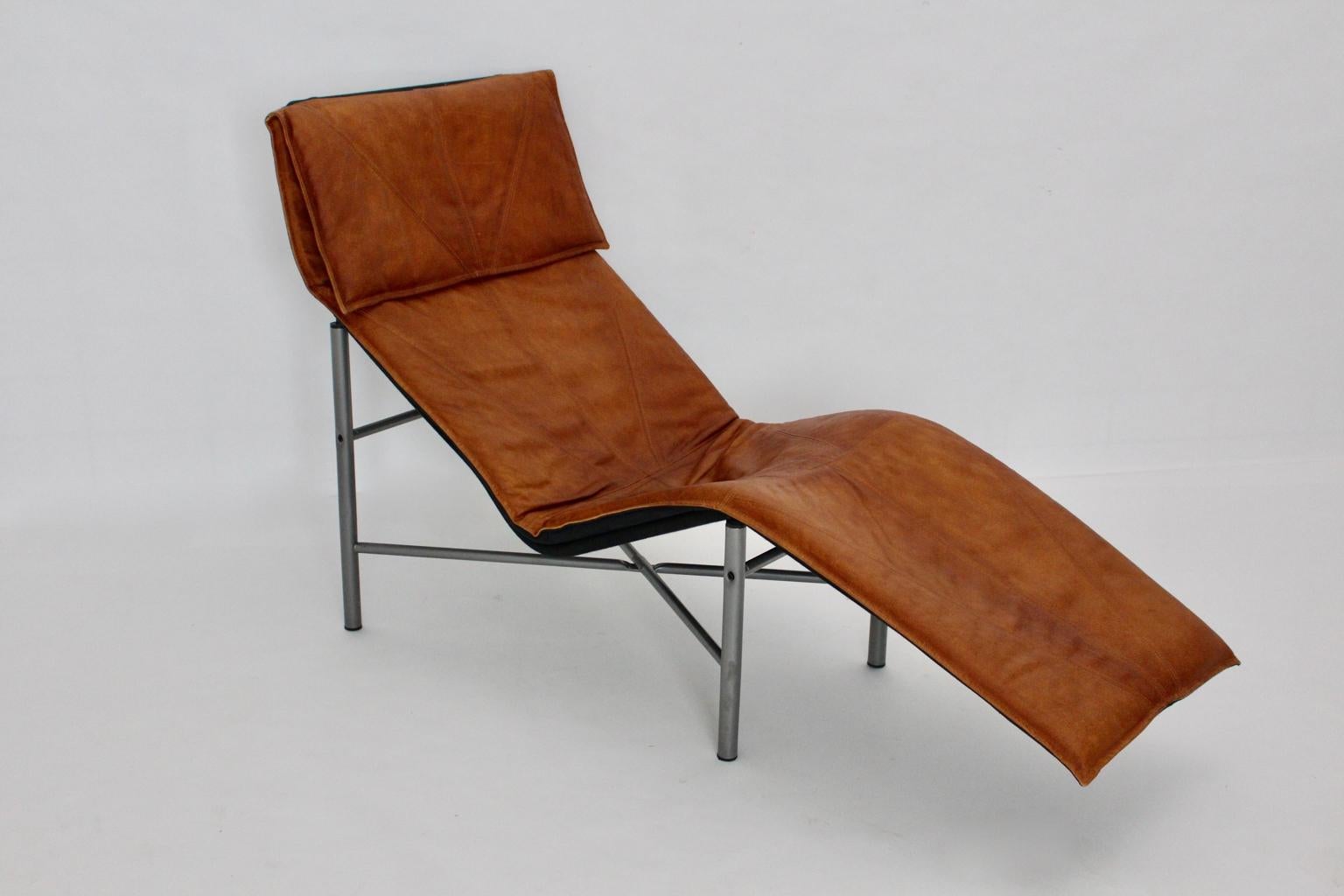 This very comfortable cognac leather chaise longue by Tord Bjorklund has the original leather upholstery which shows great leather patina.
The tube steel frame is grey lacquered.
The chaise longue is very robust.
approx. measures:
Length 142