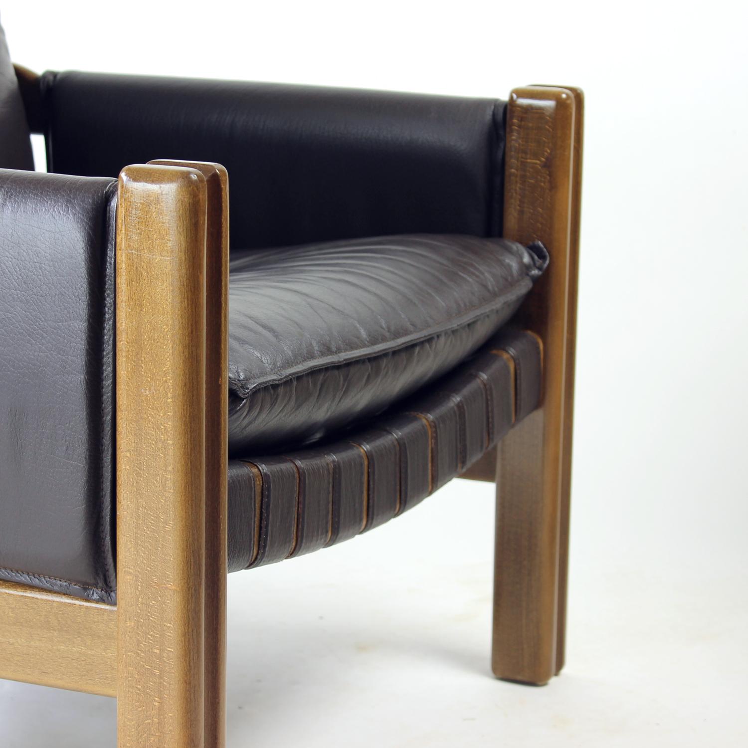Leather & Walnut Lounge Chair By Boris Hála For Ton, 1980s im Angebot 3