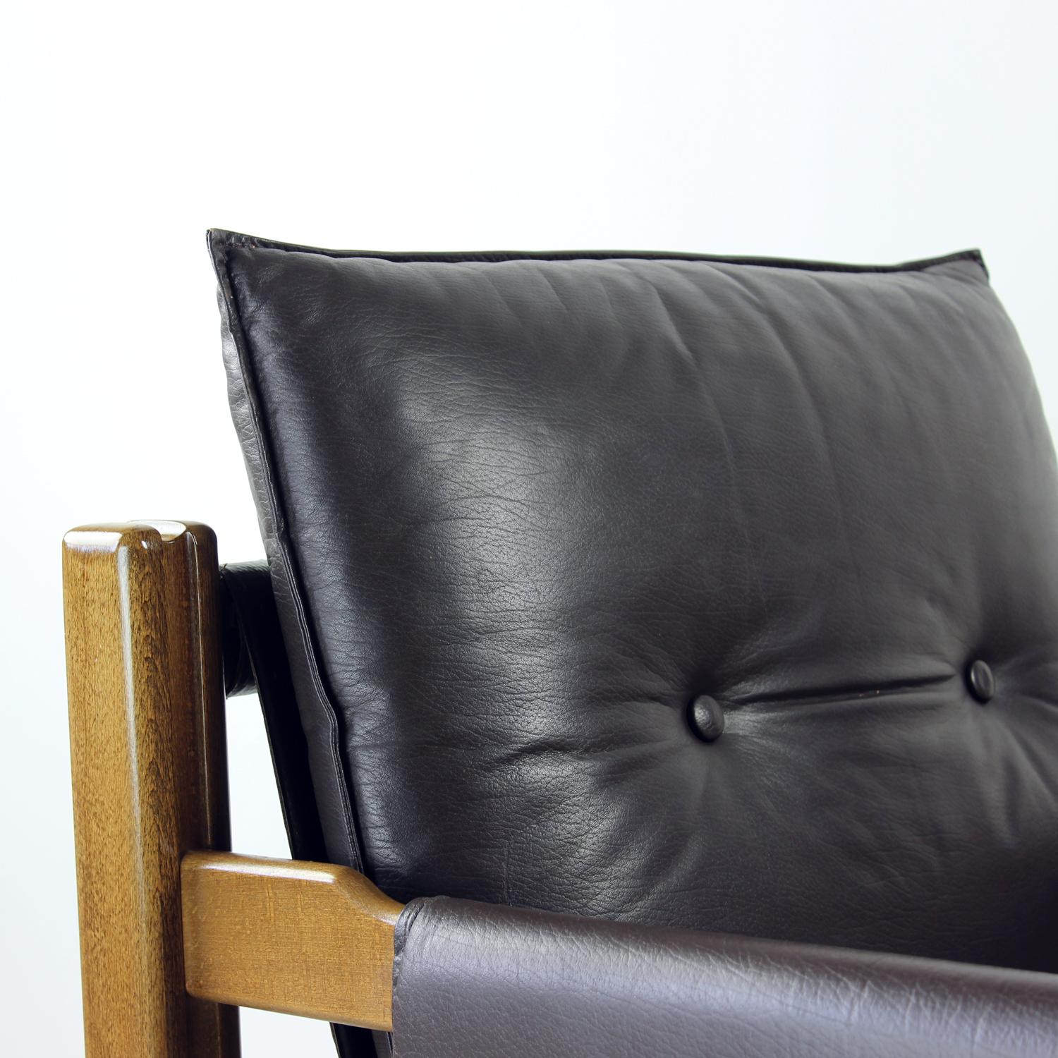 Leather & Walnut Lounge Chair By Boris Hála For Ton, 1980s im Angebot 5