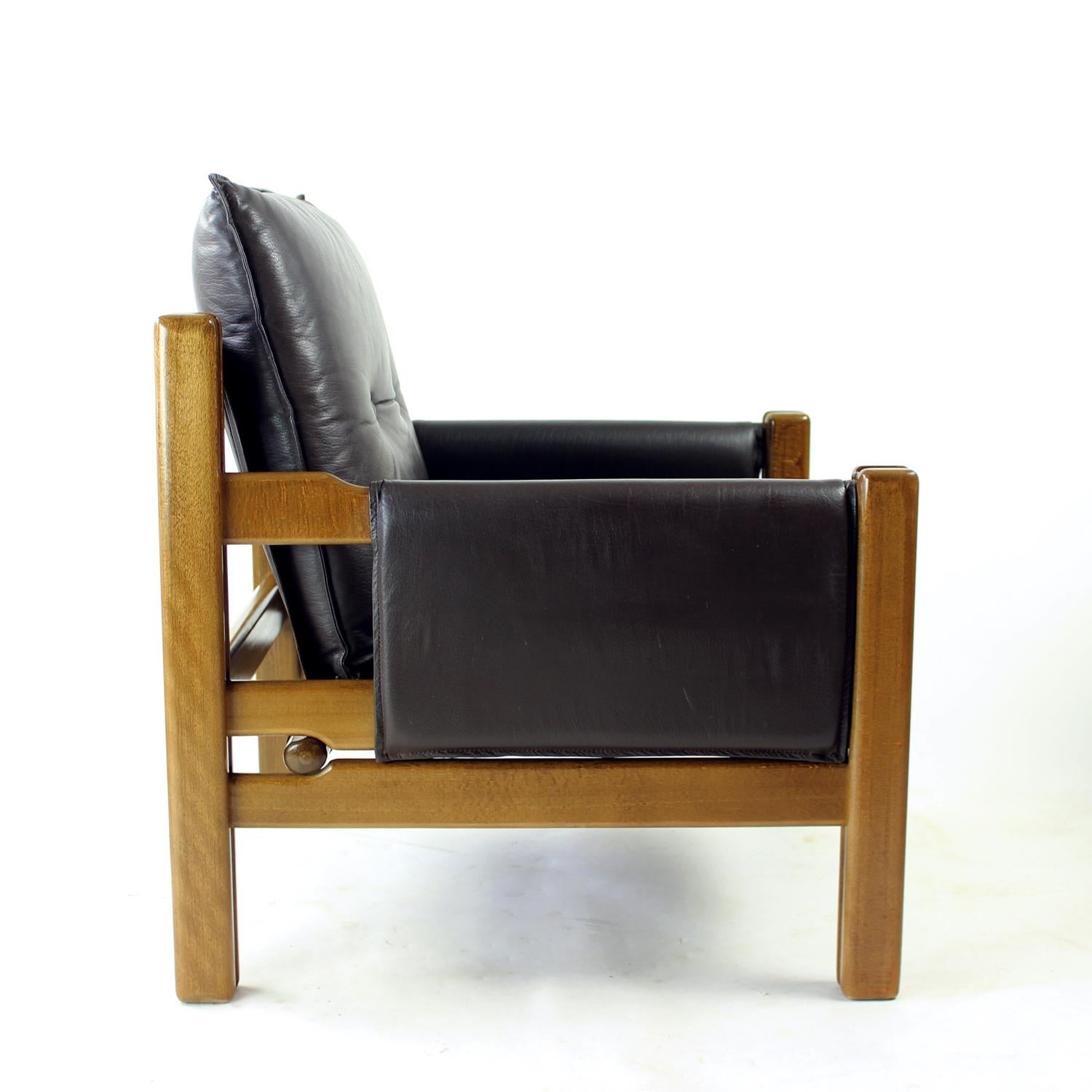 Leather & Walnut Lounge Chair By Boris Hála For Ton, 1980s im Angebot 7