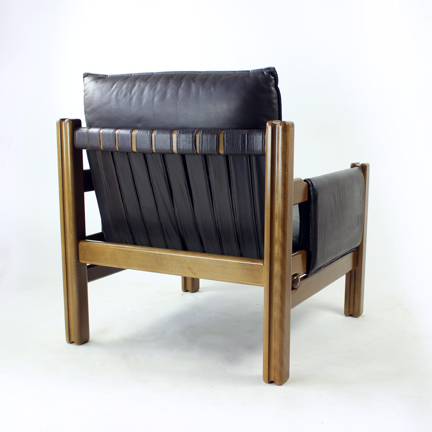 Leather & Walnut Lounge Chair By Boris Hála For Ton, 1980s im Angebot 8