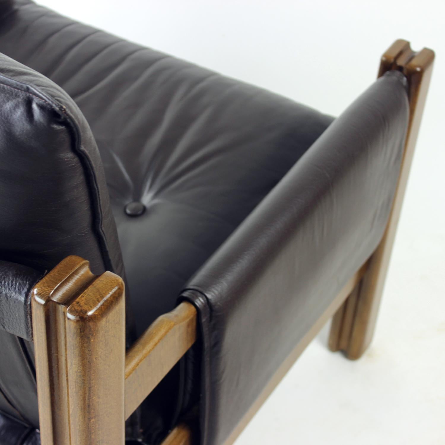 Leather & Walnut Lounge Chair By Boris Hála For Ton, 1980s im Angebot 9