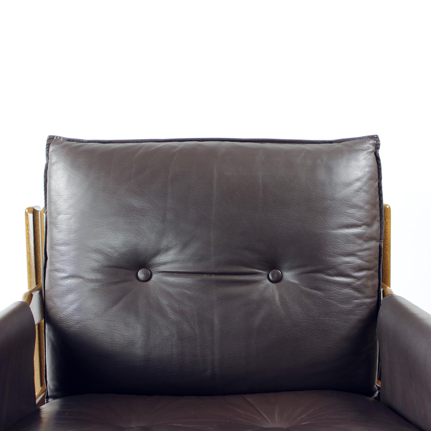 Leather & Walnut Lounge Chair By Boris Hála For Ton, 1980s im Angebot 10