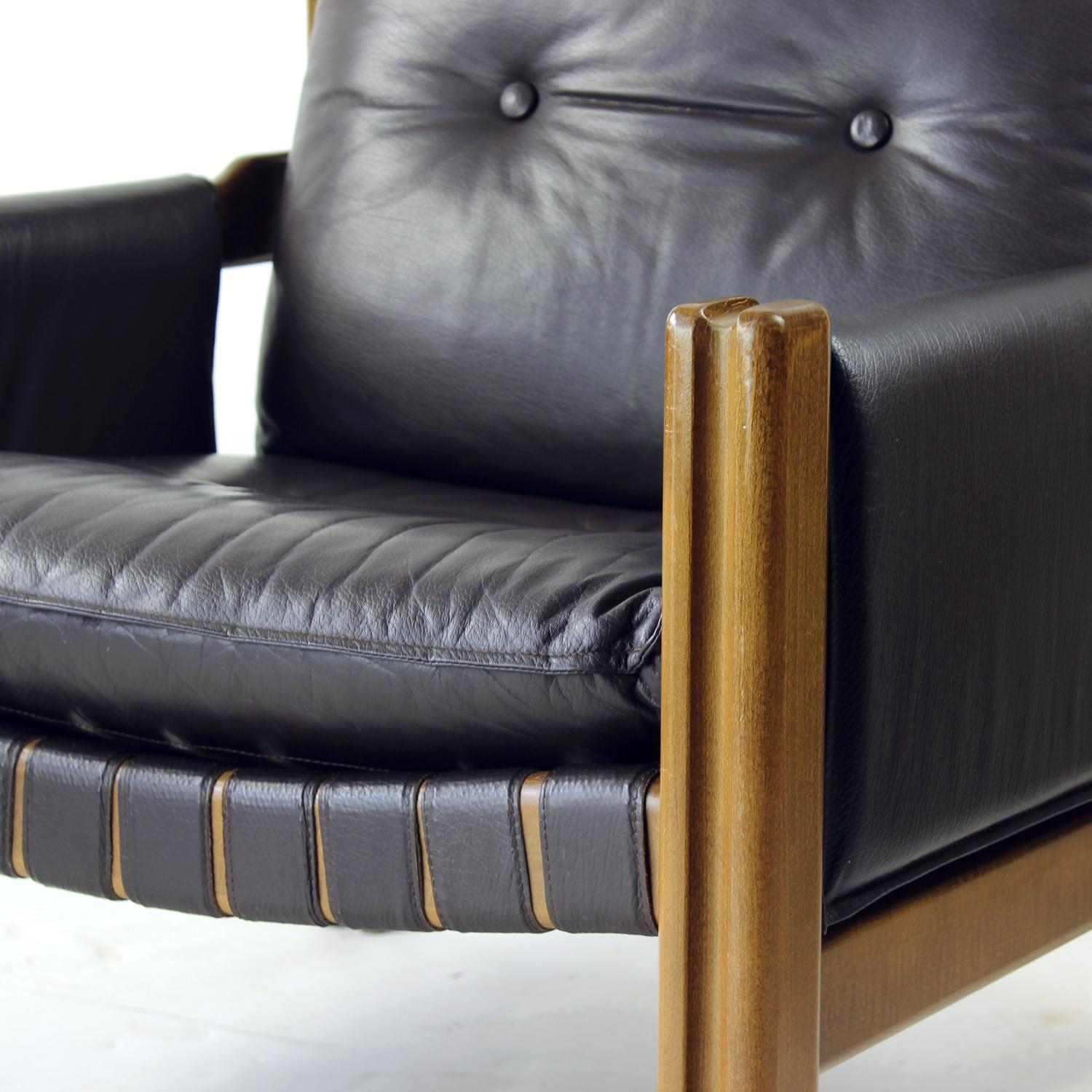 Leather & Walnut Lounge Chair By Boris Hála For Ton, 1980s (Ende des 20. Jahrhunderts) im Angebot