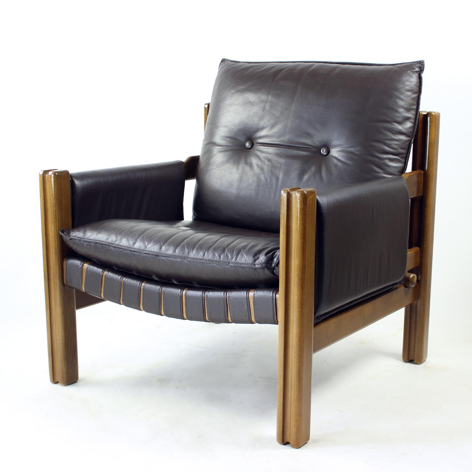 Leather & Walnut Lounge Chair By Boris Hála For Ton, 1980s (Leder) im Angebot