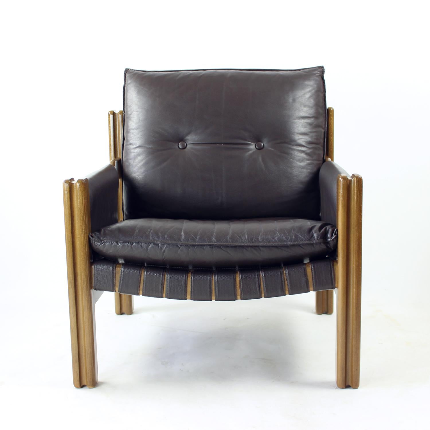 Leather & Walnut Lounge Chair By Boris Hála For Ton, 1980s im Angebot 1