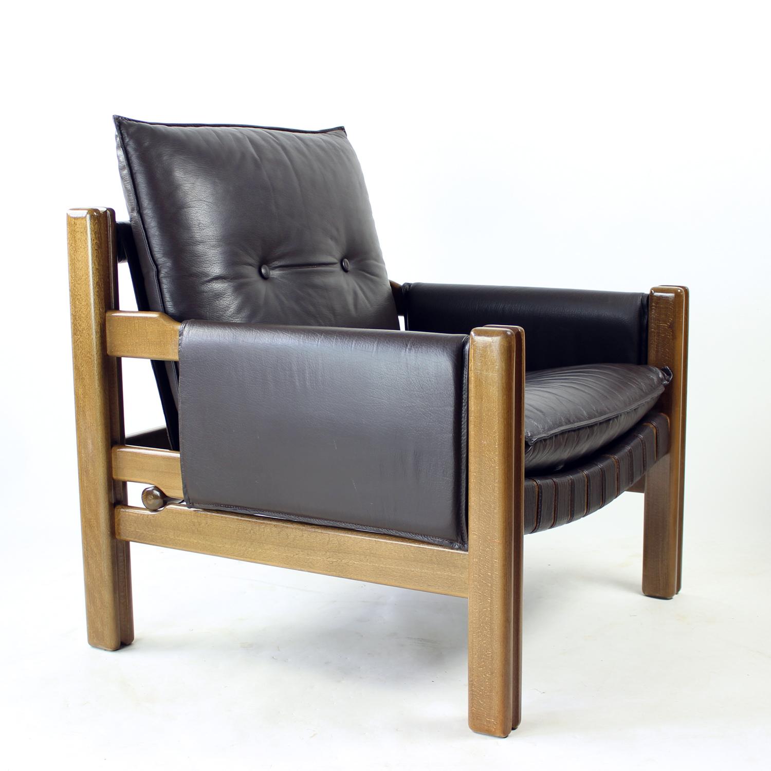 Leather & Walnut Lounge Chair By Boris Hála For Ton, 1980s im Angebot 2