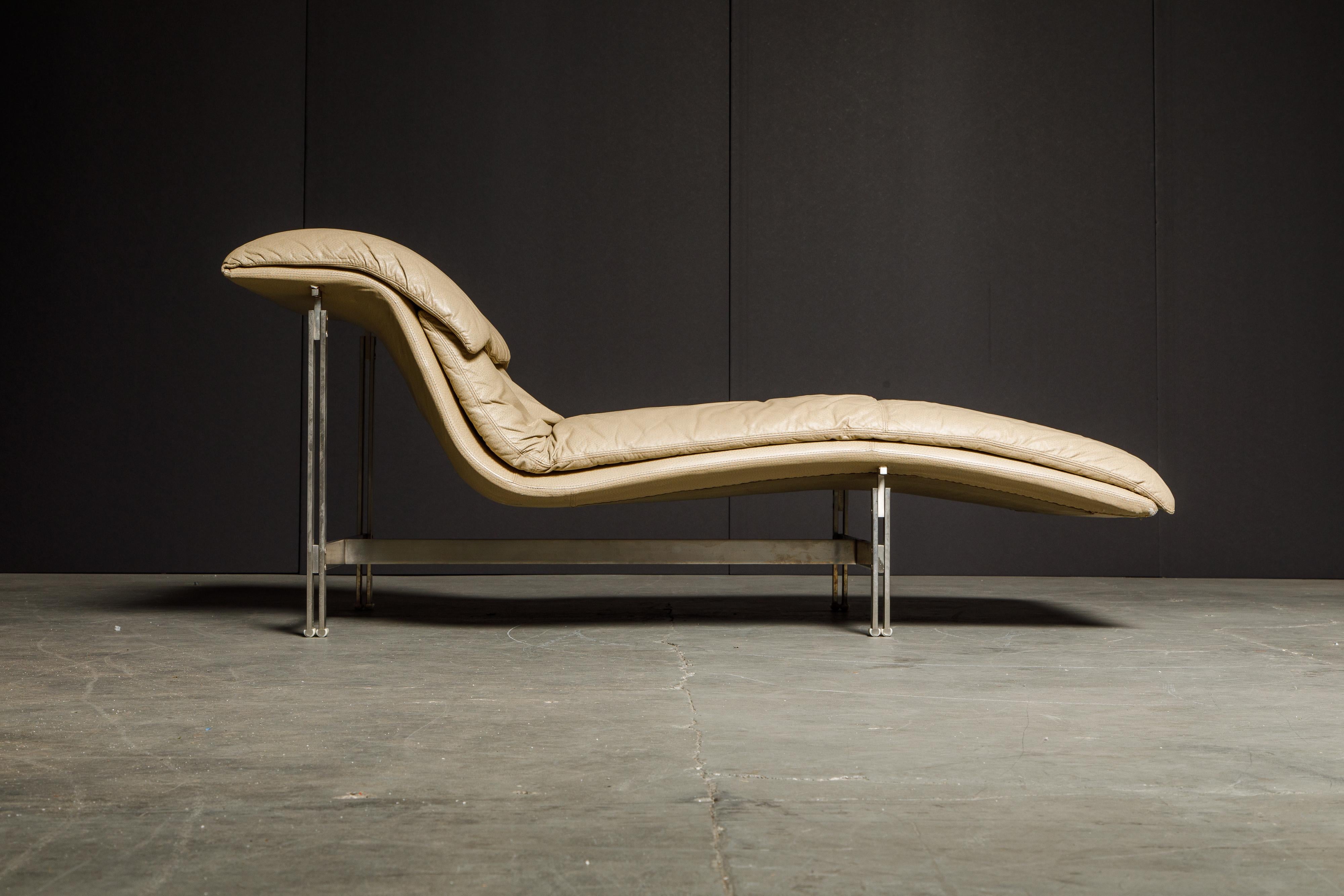 This eye catching leather 'Wave' chaise lounge by Giovanni Offredi for Saporiti Italia was designed in 1974 and was an instant hit to interior designers and fashion forward interior decors. Italian cutting edge sensibility and style along with high